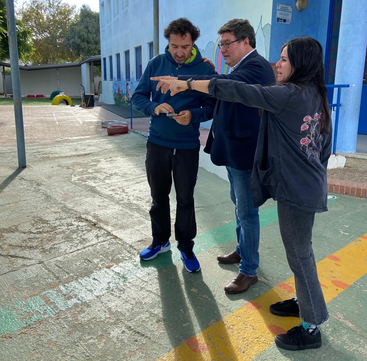 Fotografía de archivo del delegado de Educación en su visita a uno de los centros educativos de Jerez