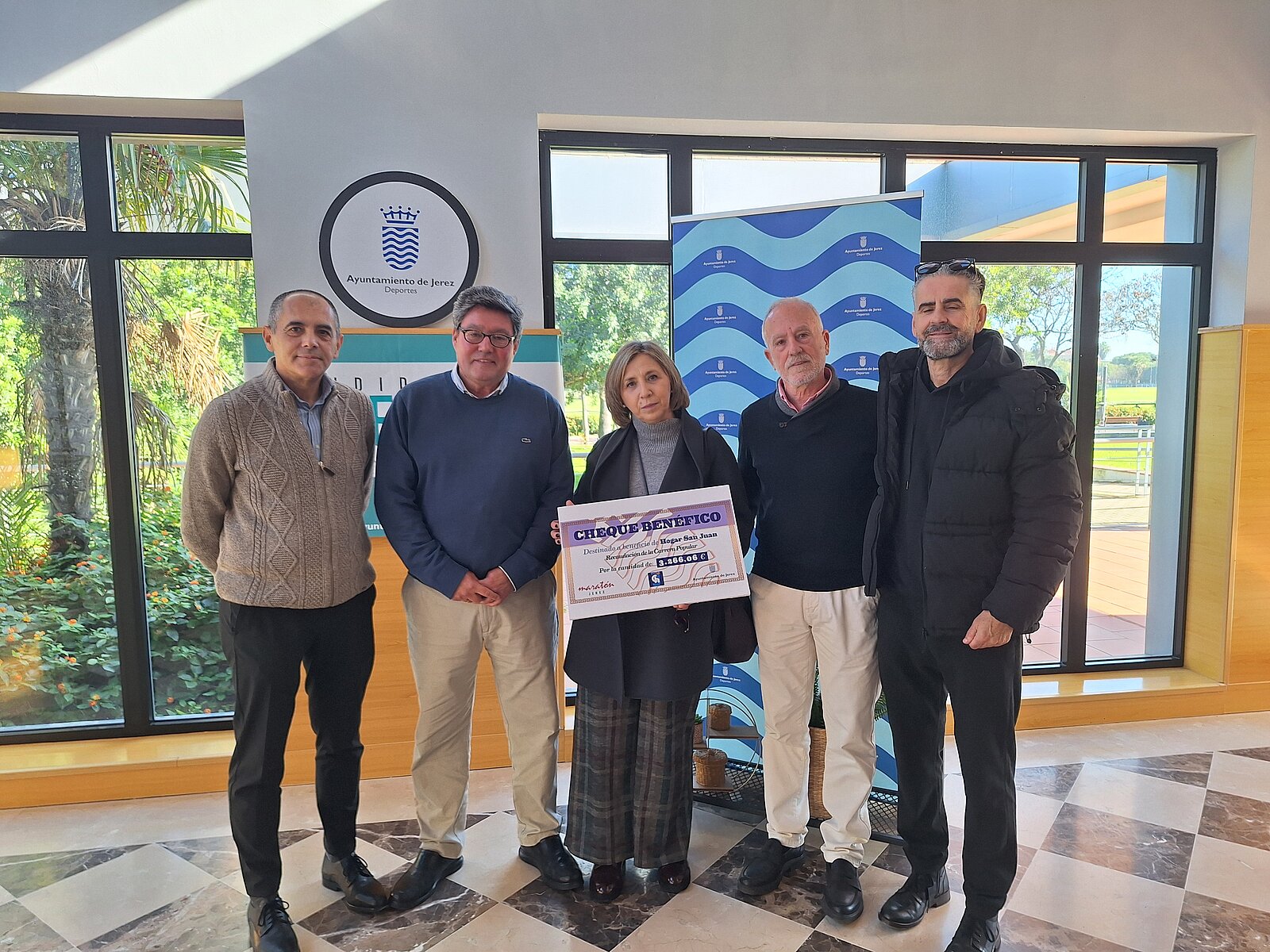 El delegado durante la entrega del cheque