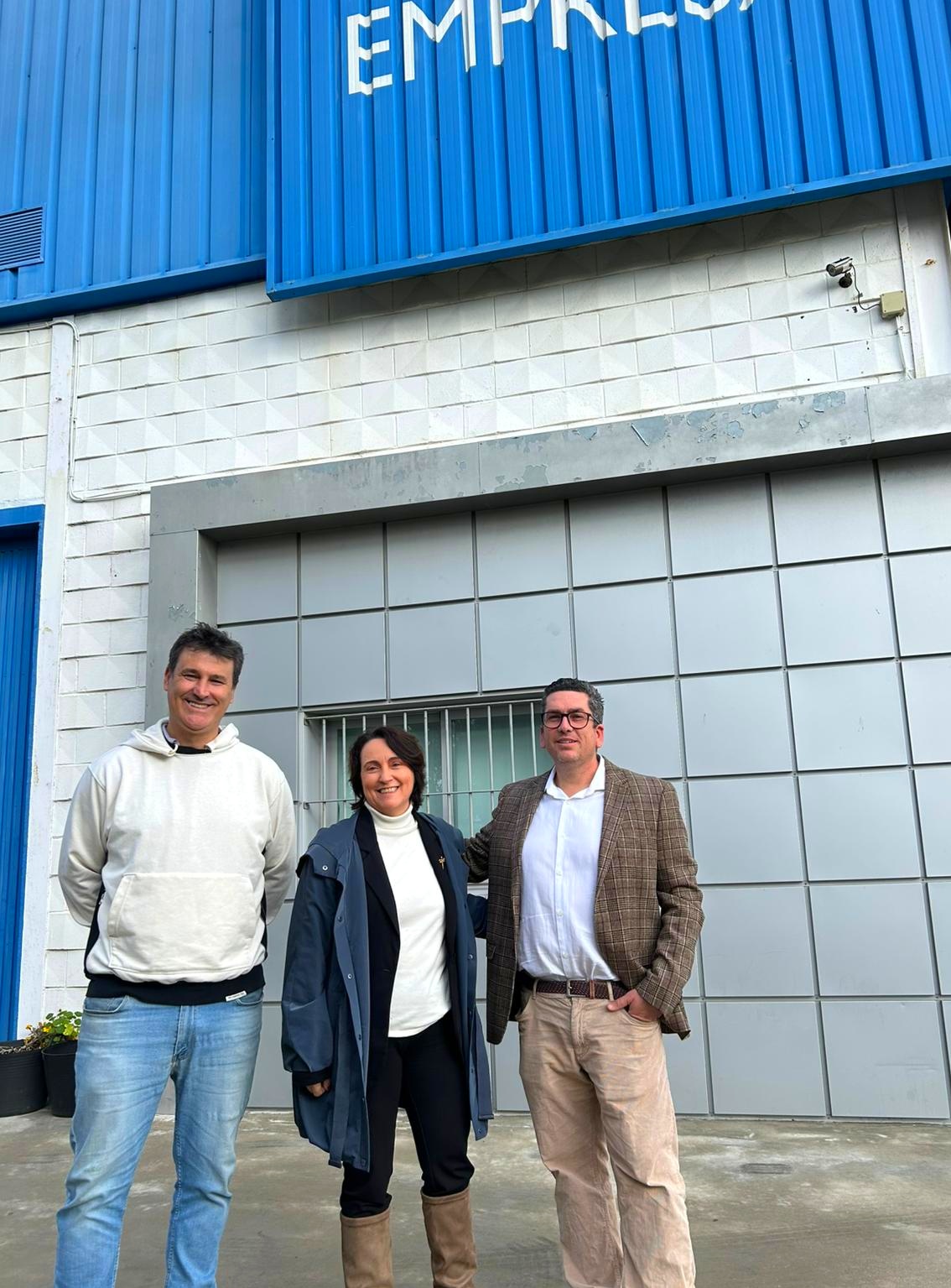 La delegada junto a los representantes de la nueva empresa