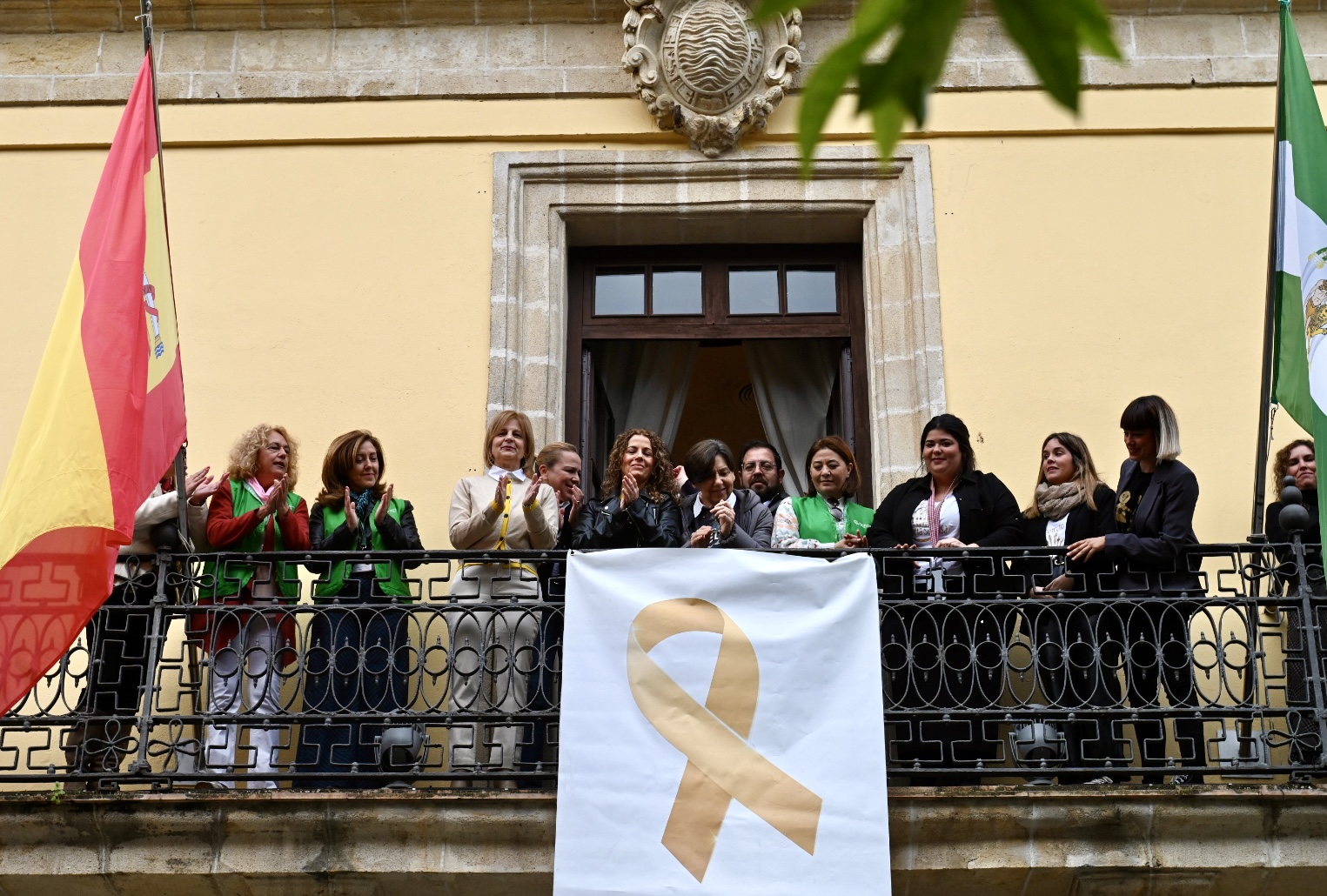 Despliegue del lazo dorado en el Ayuntamiento