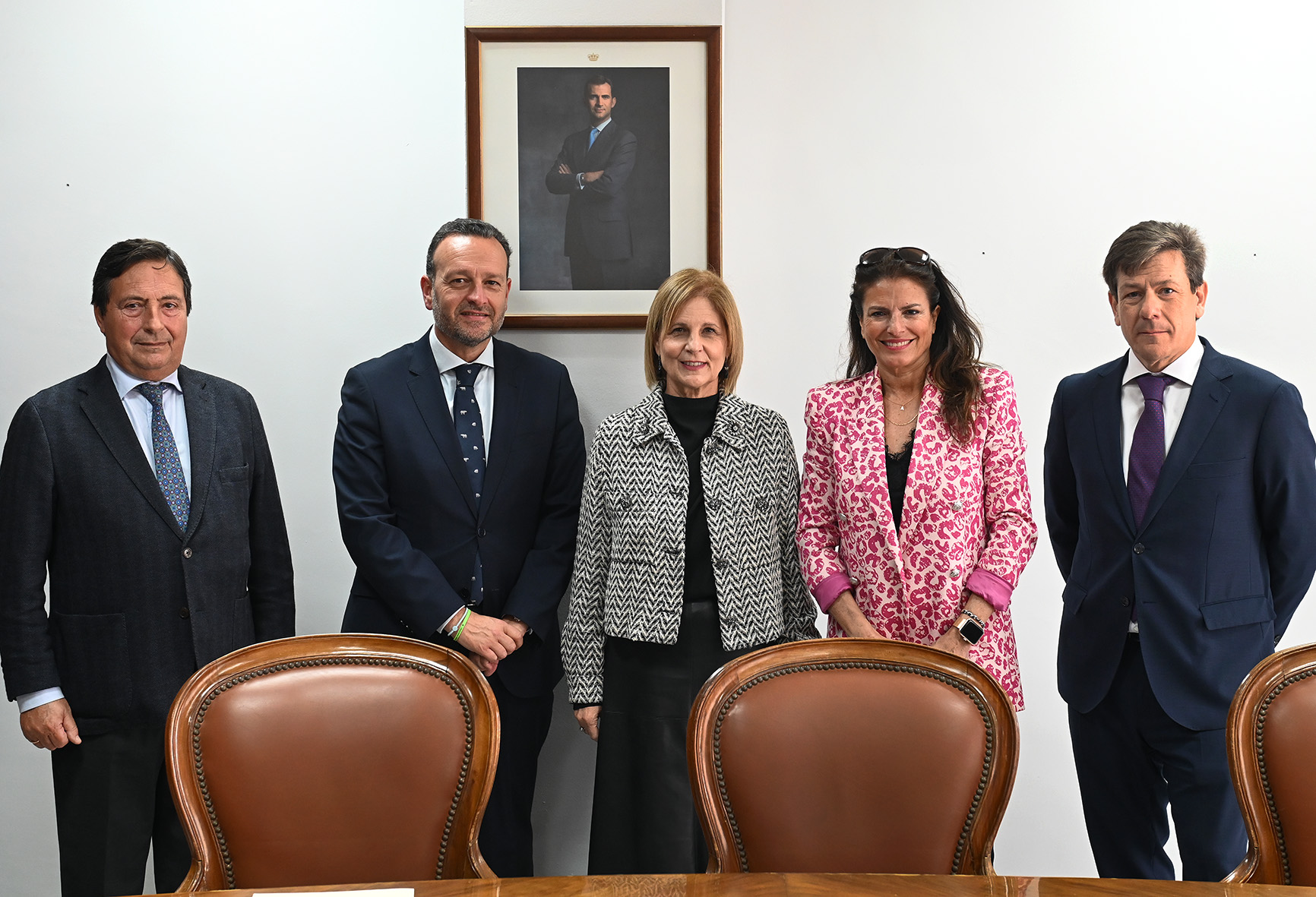La alcaldesa con los representantes de las entidad financiera