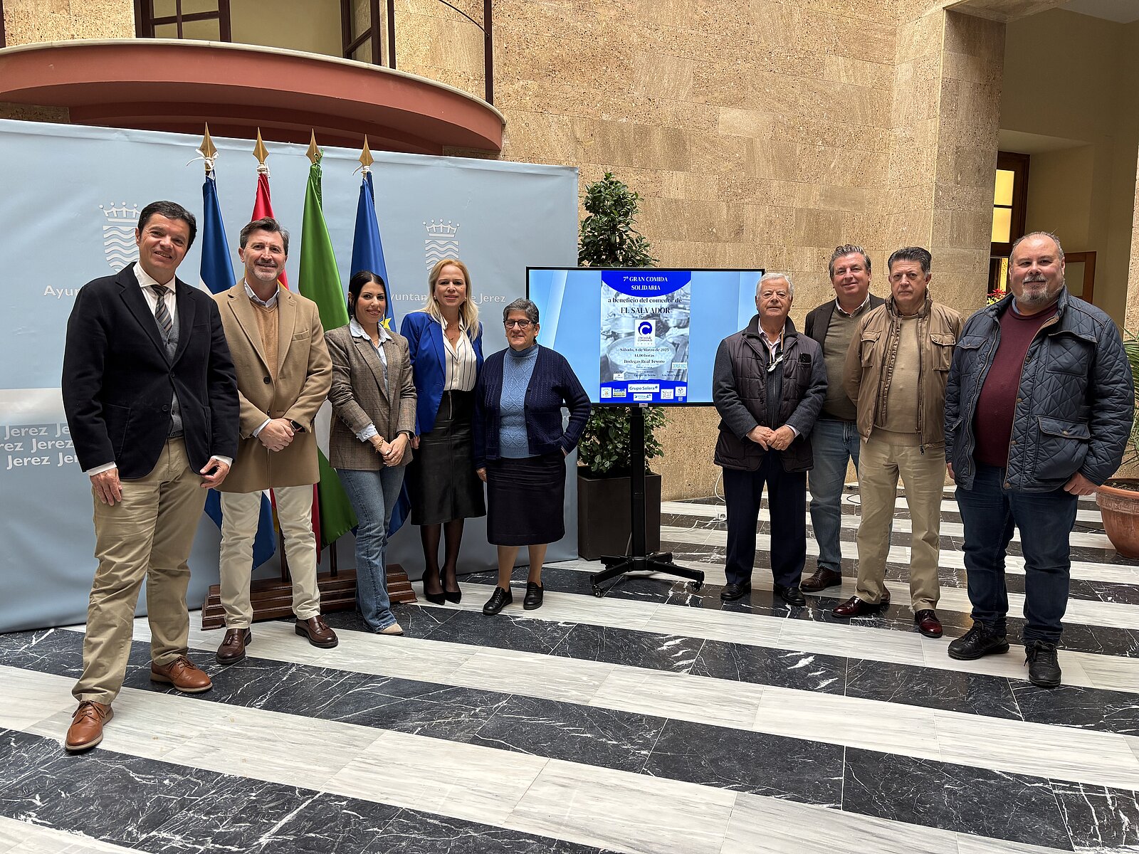 La delegada junto a los organizadores del evento