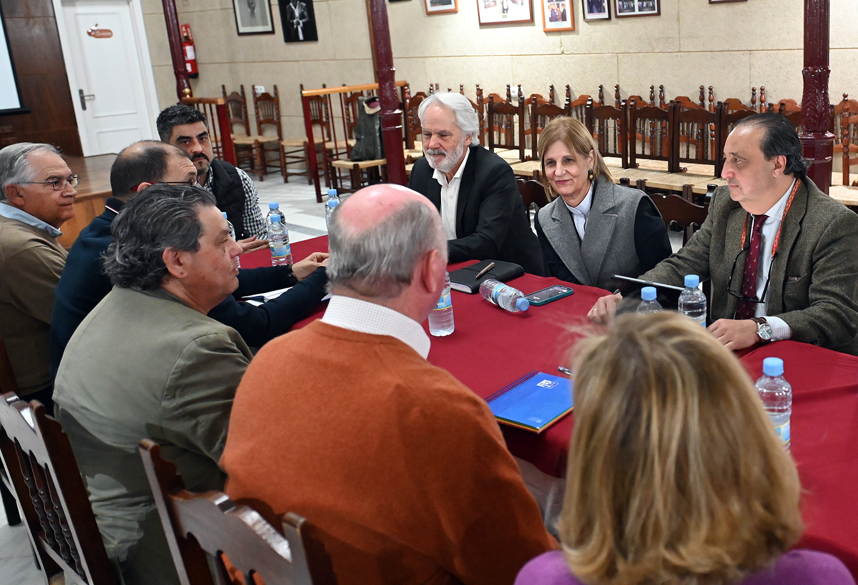 La alcaldesa durante la reunión con los representantes de la Peña