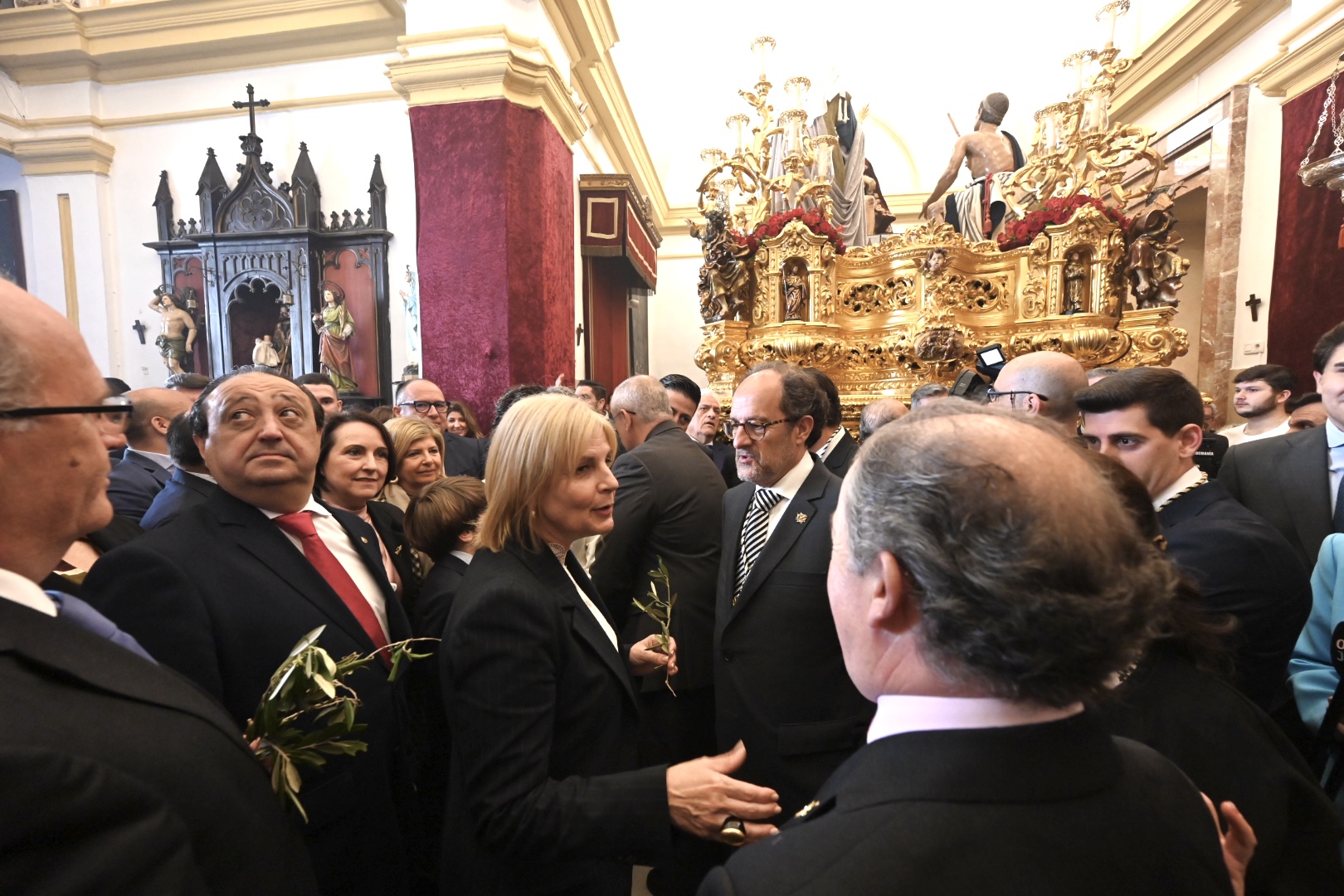 Fotografía de archivo de la alcaldesa con la hermandad