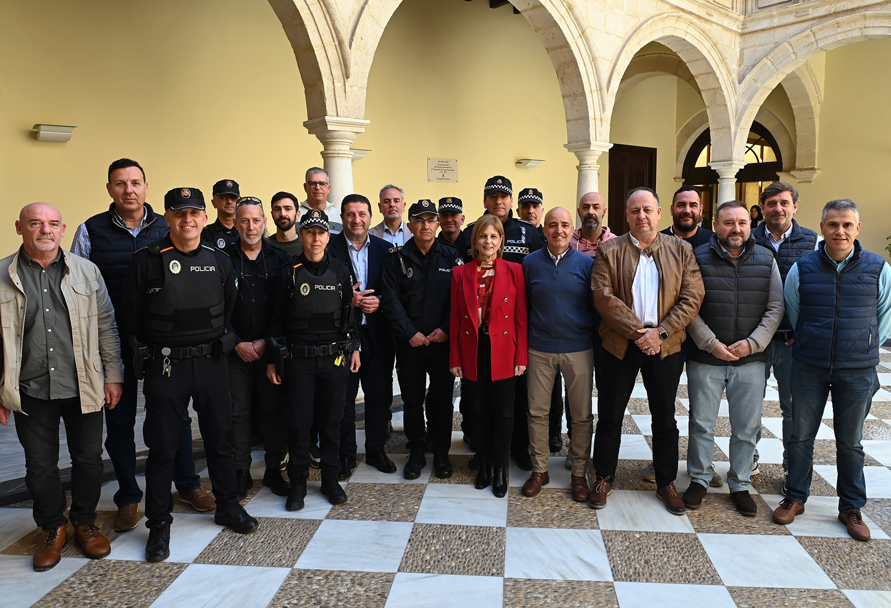 La alcaldesa junto a los agentes felicitados