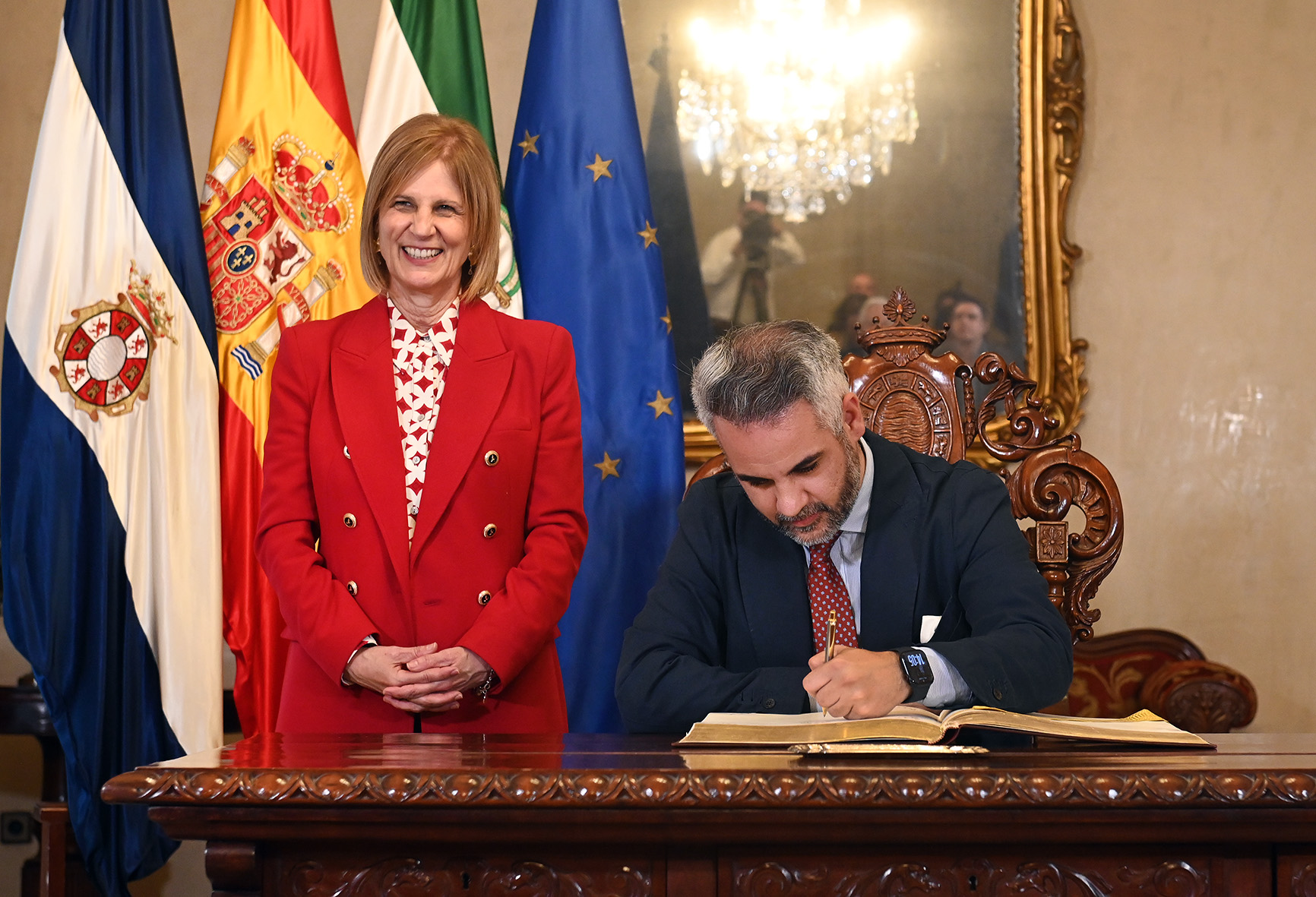 La alcaldesa durante la recepción al pregonero