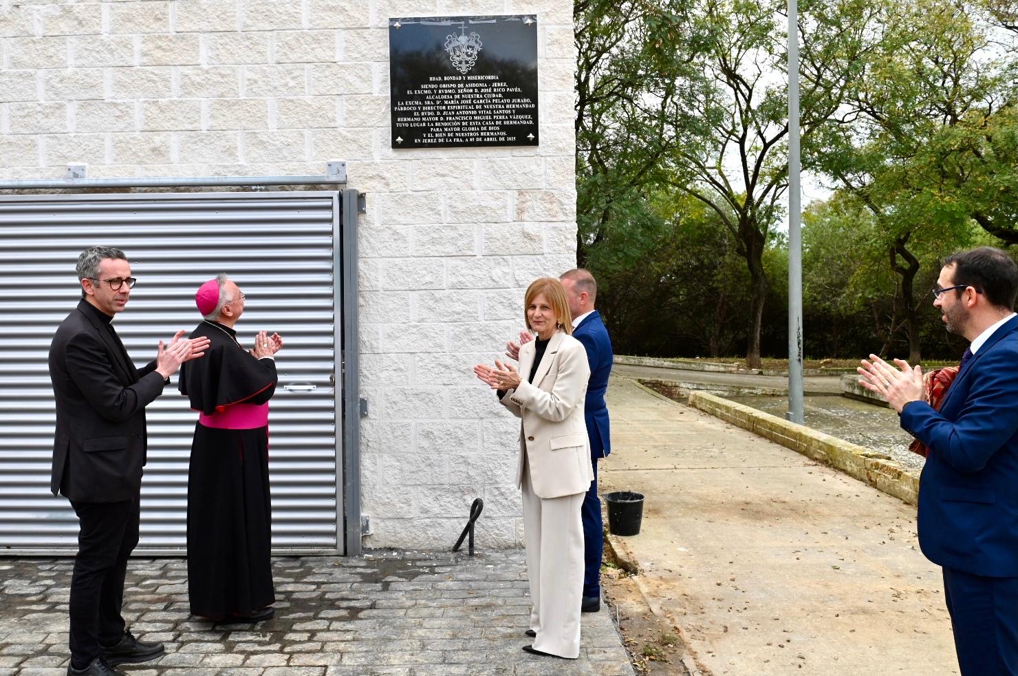 La alcaldesa en la inauguración de la casa-hermandad