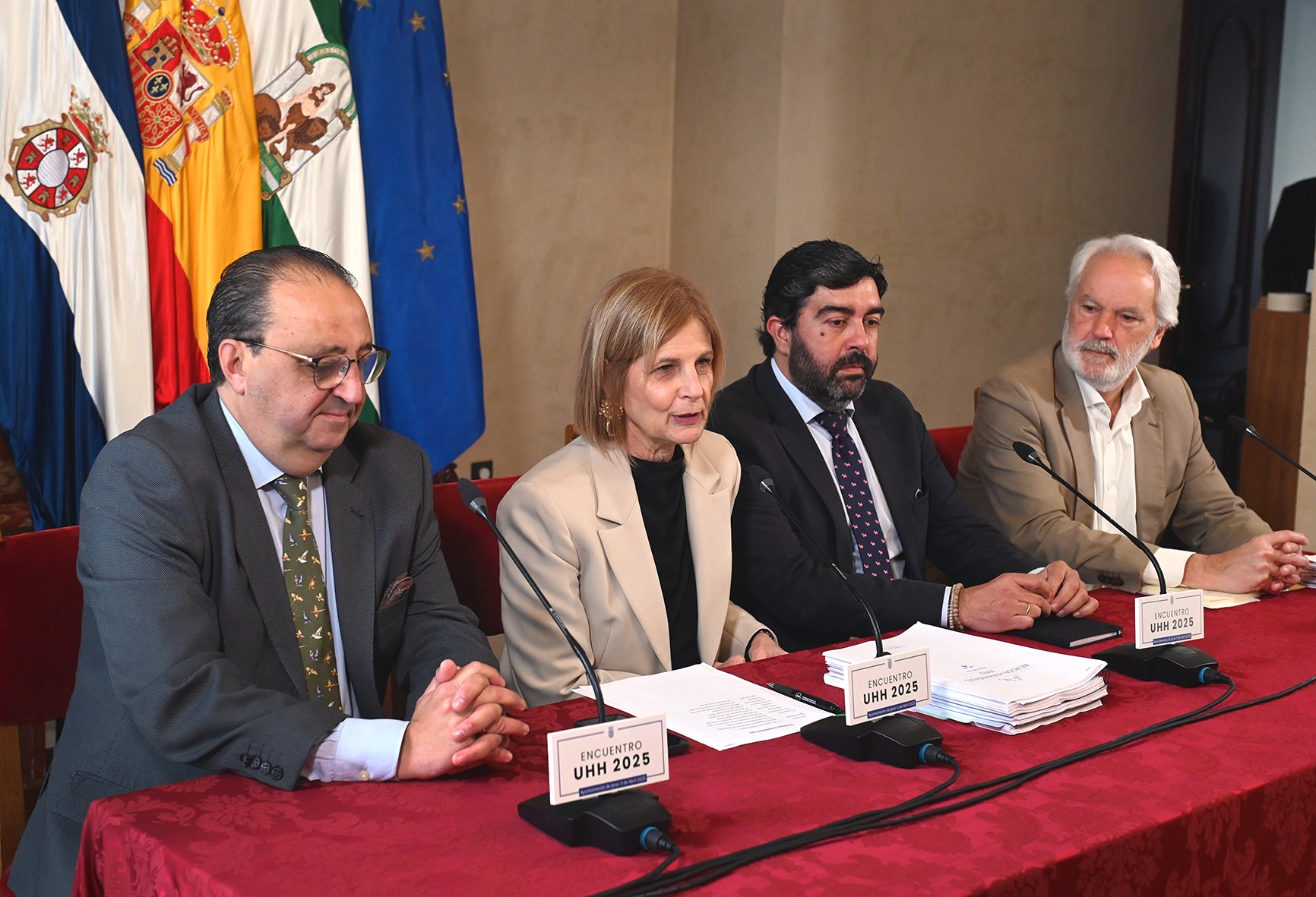 La alcaldesa durante la reunión de trabajo