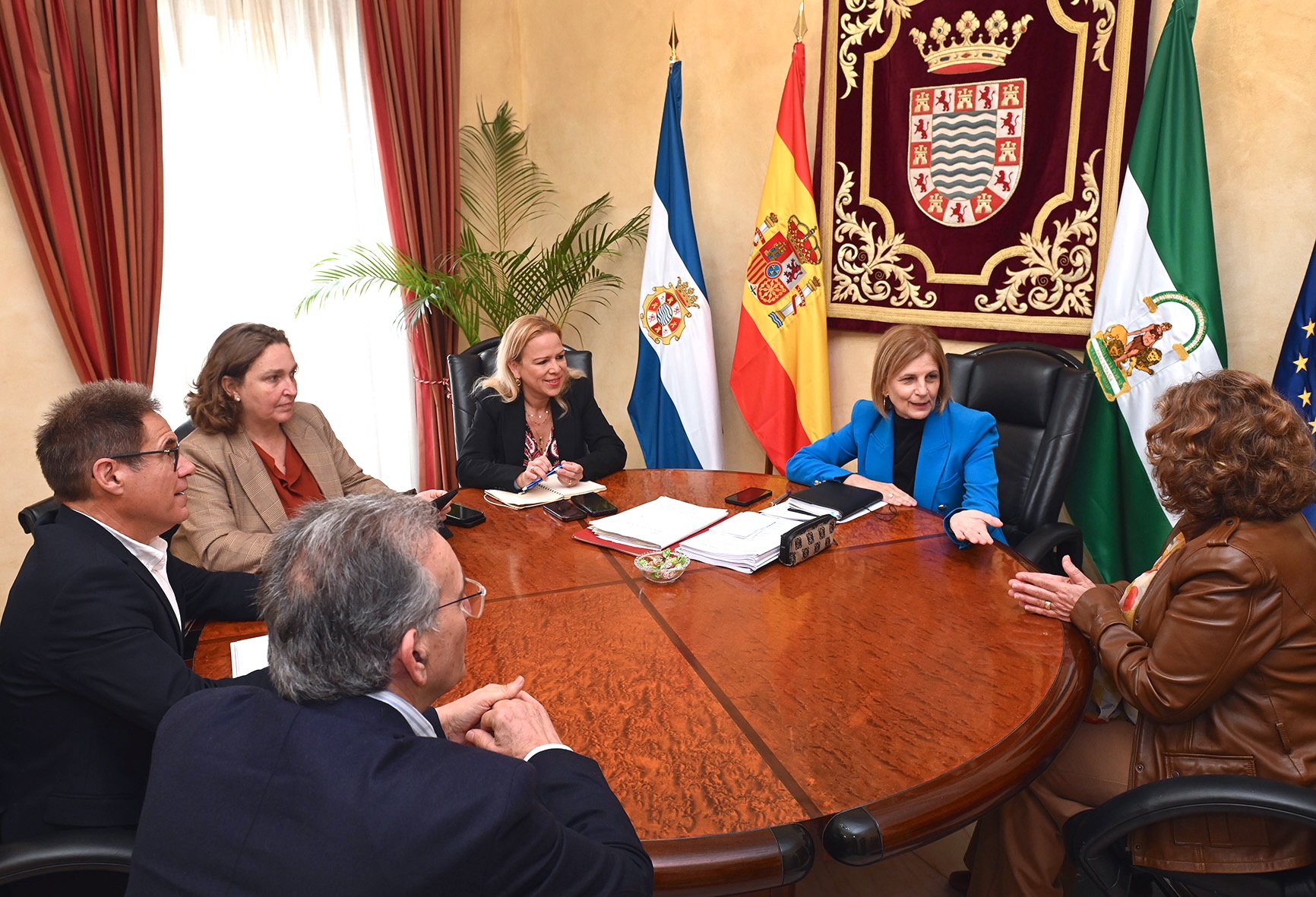 La alcaldesa durante la reunión con el colectivo