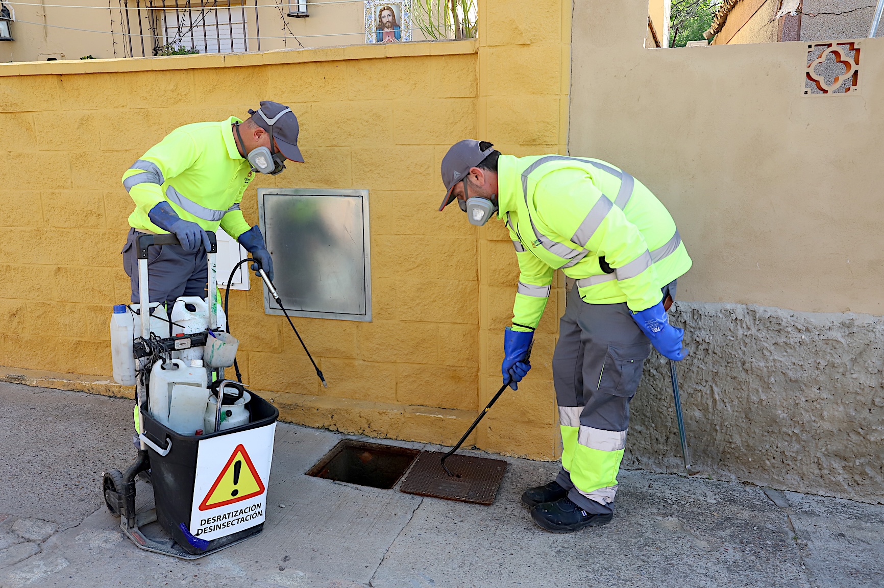 Trabajadores realizando las labores del control de plagas