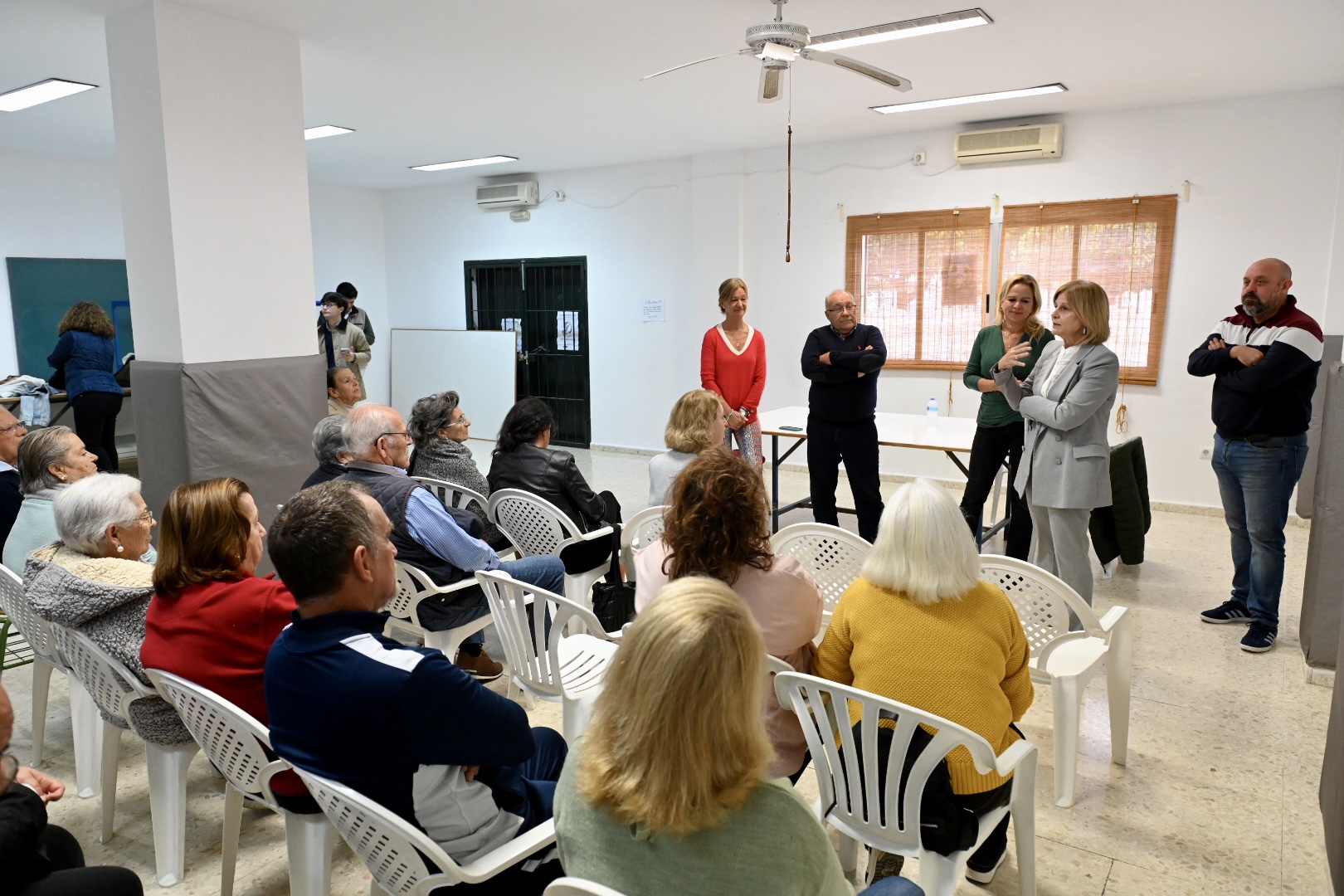 Archivo. La alcaldesa informa a los vecinos de La Liberación de los trámites por la DANA