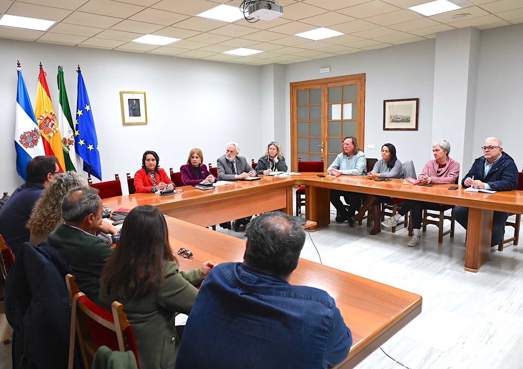 Archivo. Alcaldesa se reúne con los sindicatos para tratar la ZGAT