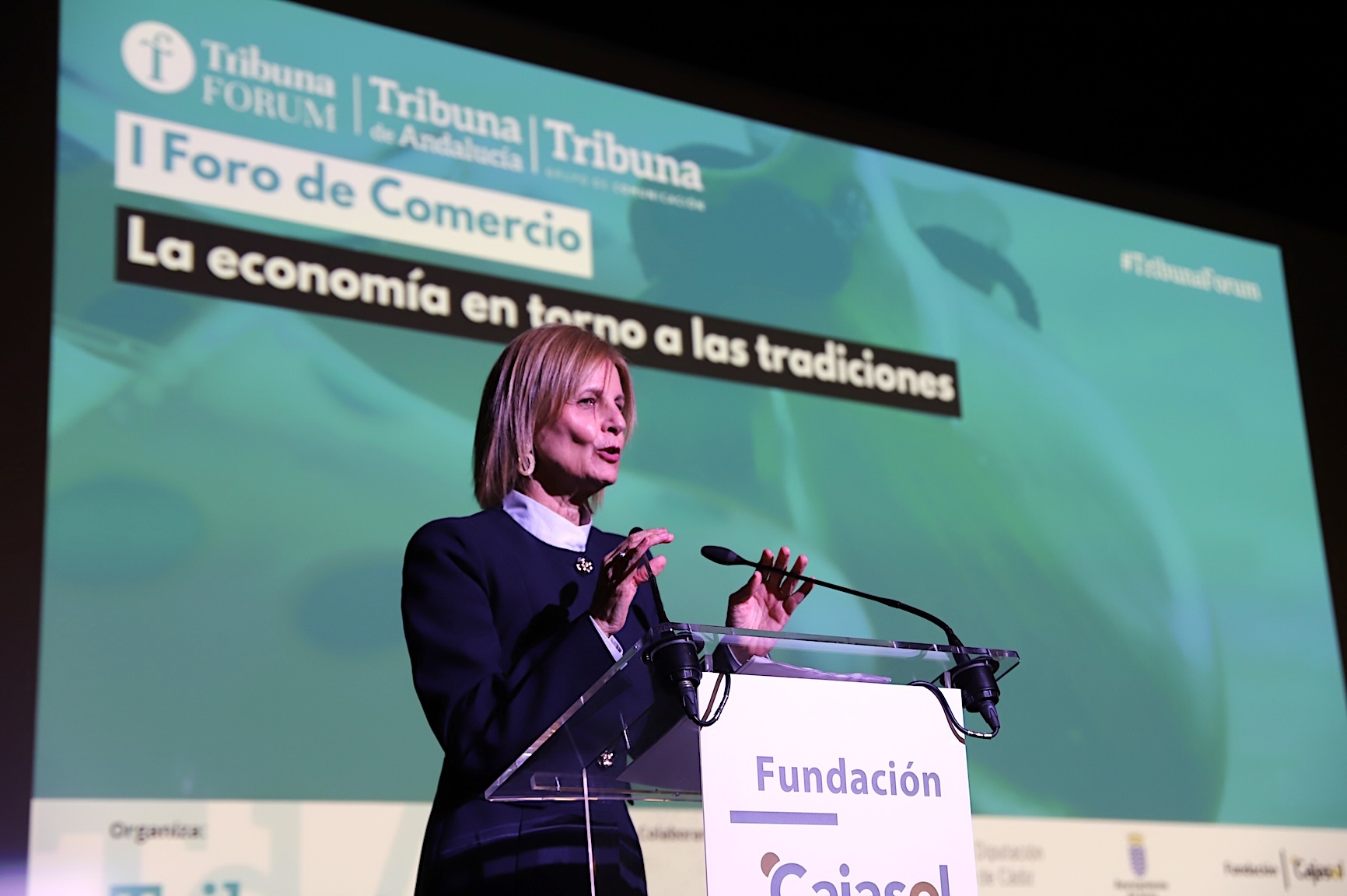 La alcaldesa participa en el I Foro de Comercio