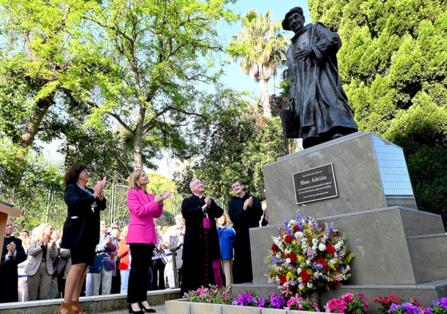 La alcaldesa asiste a la inauguración del monumento al Hermano Adrián