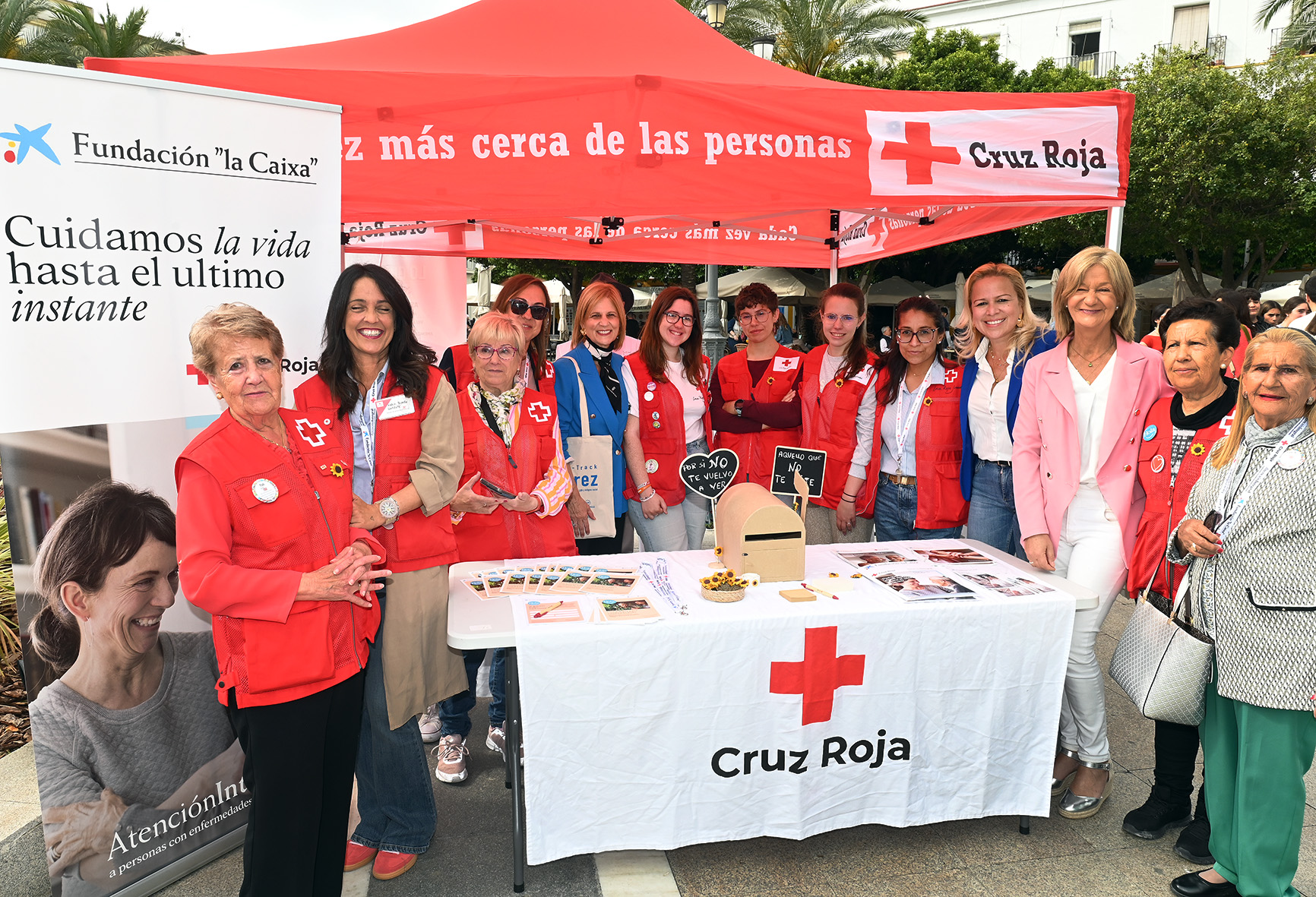 La alcaldesa en uno de los stands de la Feria de la Salud