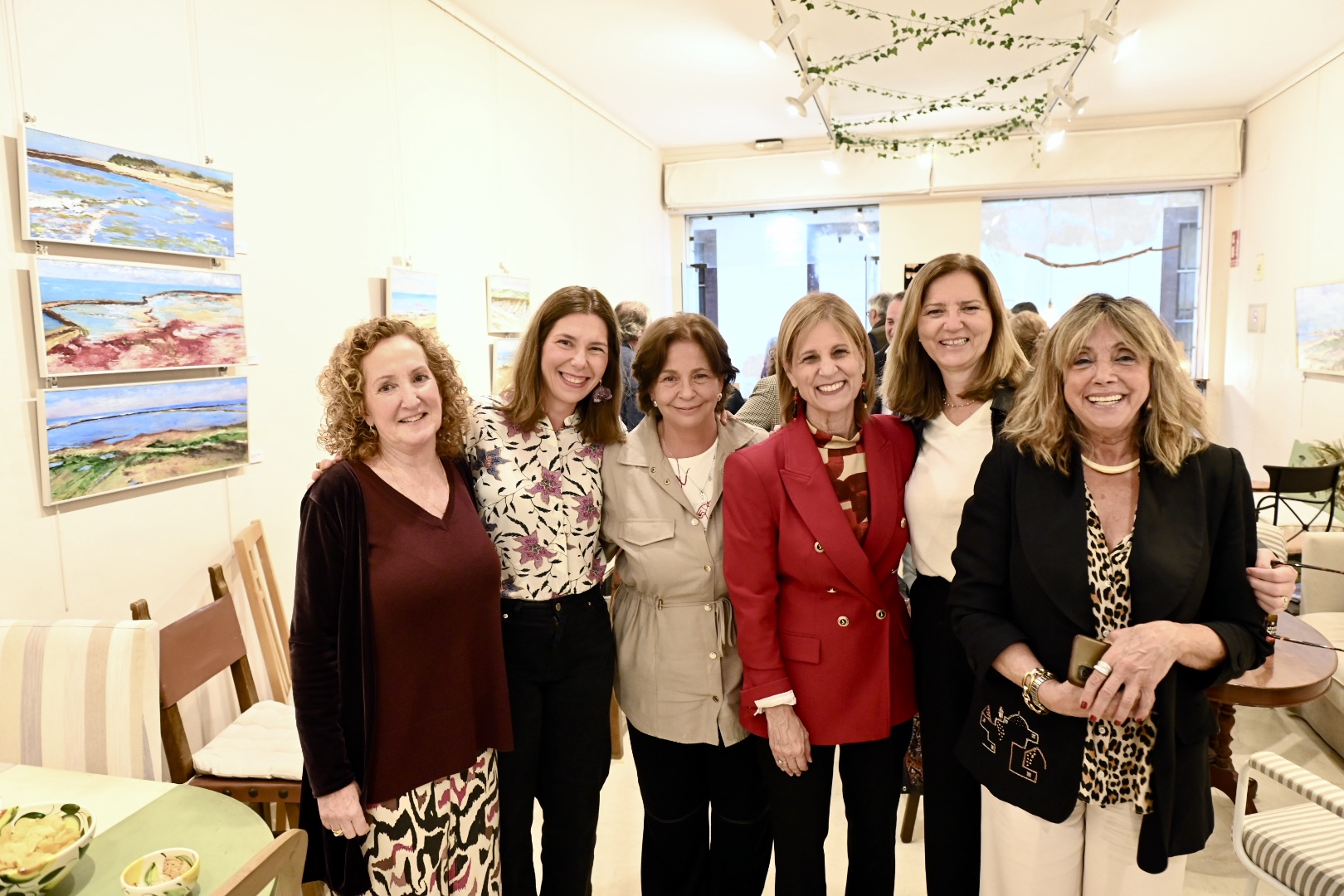 La alcaldesa junto a la artista durante la inauguración de la exposición