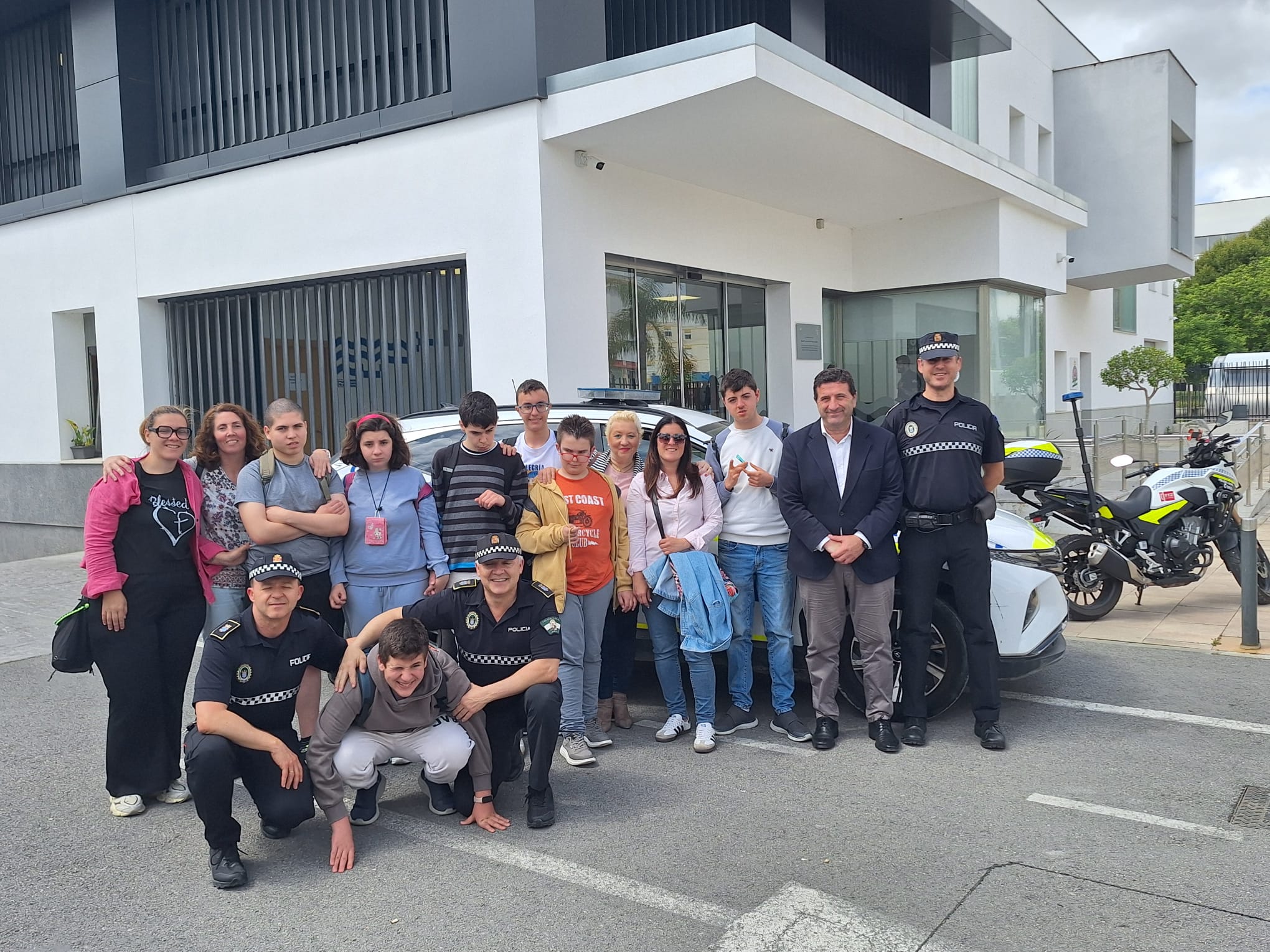El teniente de alcaldesa junto al alumnado que ha visitado la Jefatura