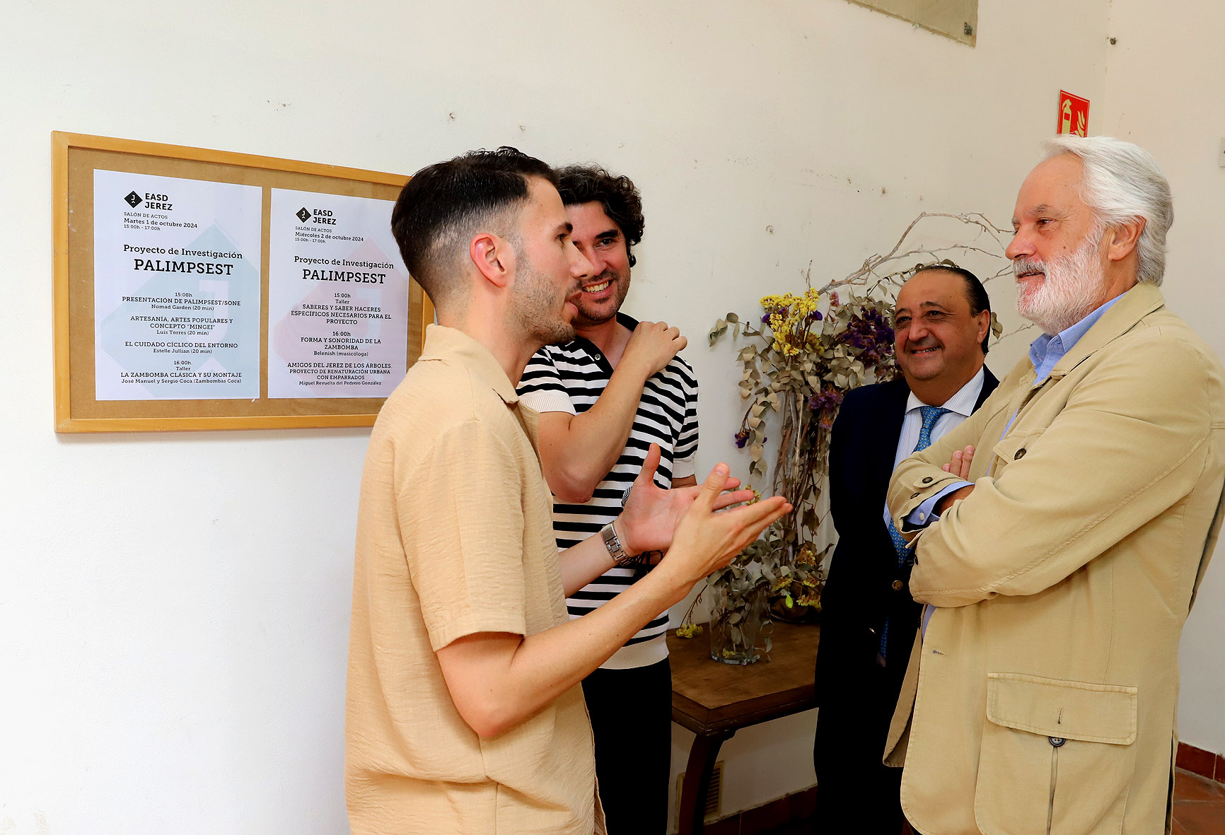 Archivo. Agustín Muñoz y Francisco Zurita con alumnos de la Escuela de Arte