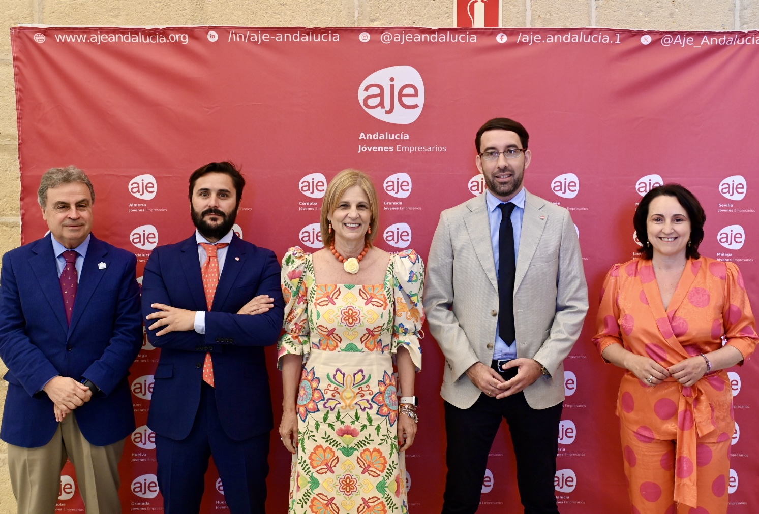 La alcaldesa asiste a la asamblea de AJE Cádiz