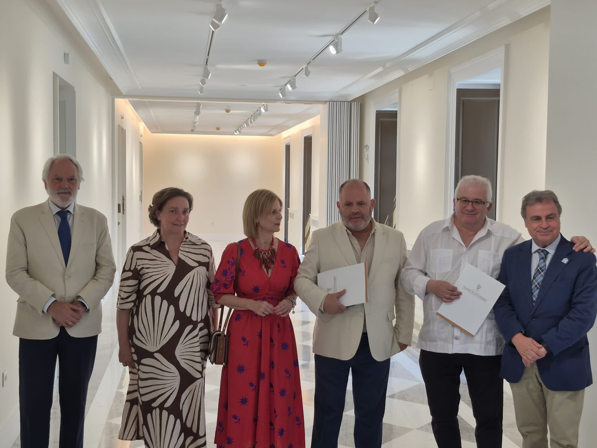 La alcaldesa asiste a la firma de la adquisición de una colección de vinos