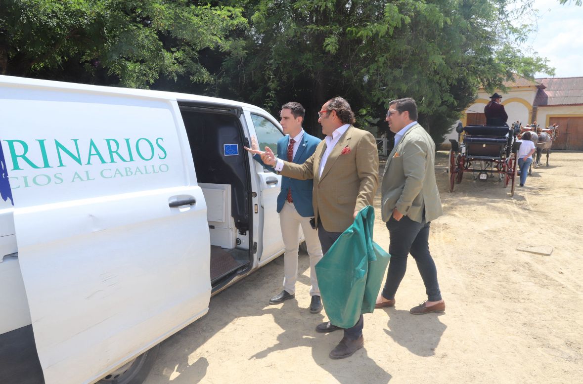 Jaime Espinar junto a los veterinarios