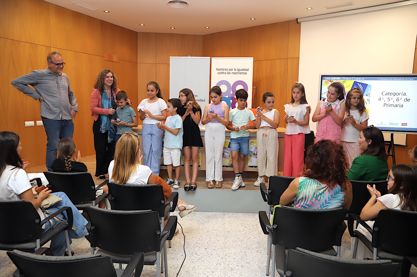 Susana Sánchez entrega los premios del certamen Hombres Cuidadores