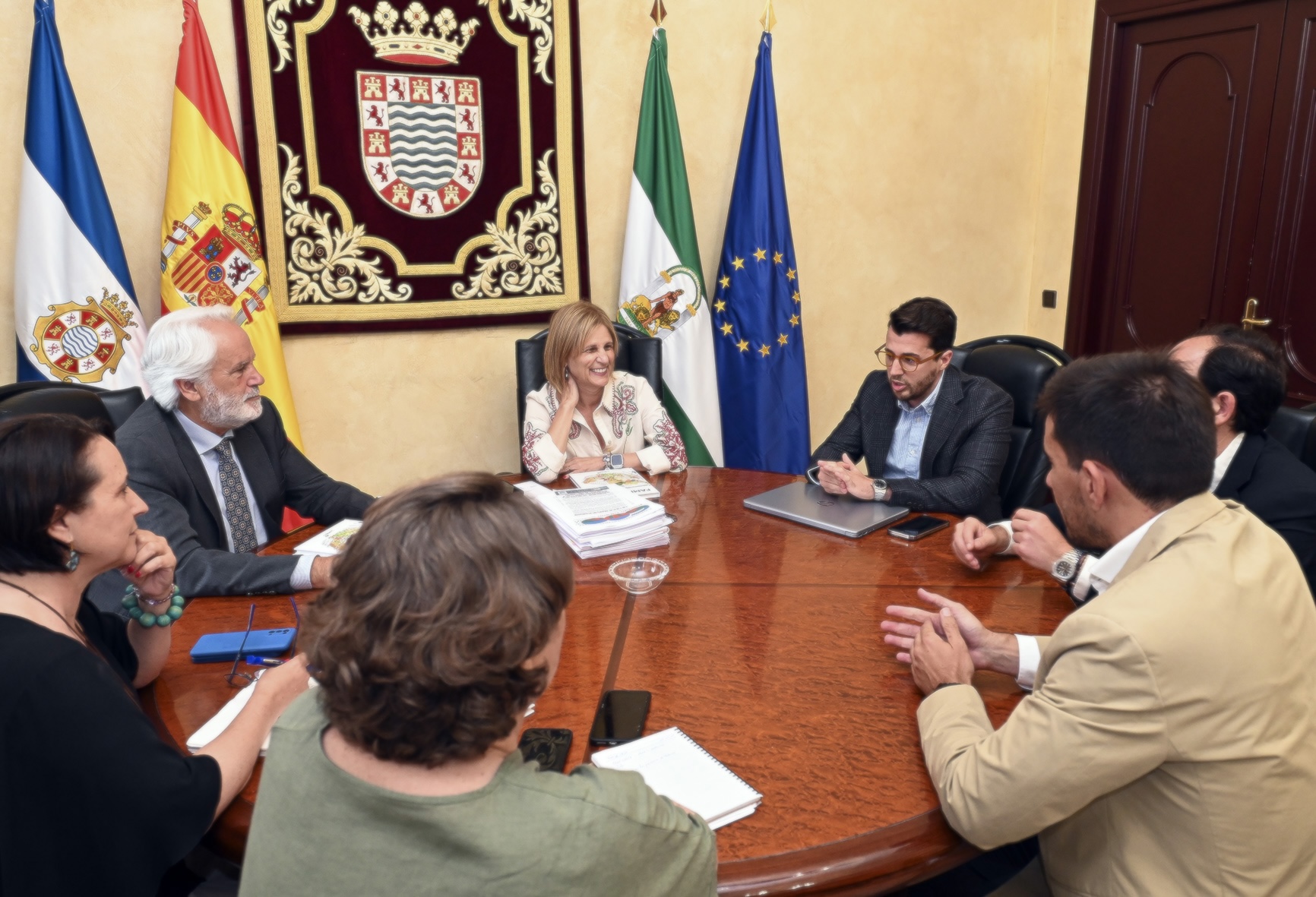 Alcaldesa se reúne con representantes de Family Cash