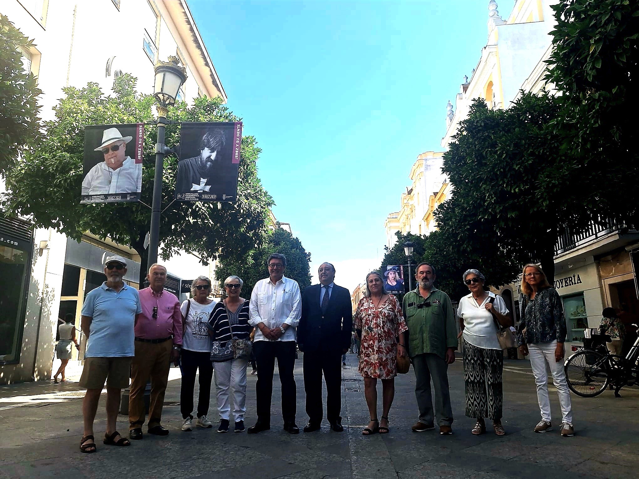Inauguración de una exposición de banderolas en la calle Larga