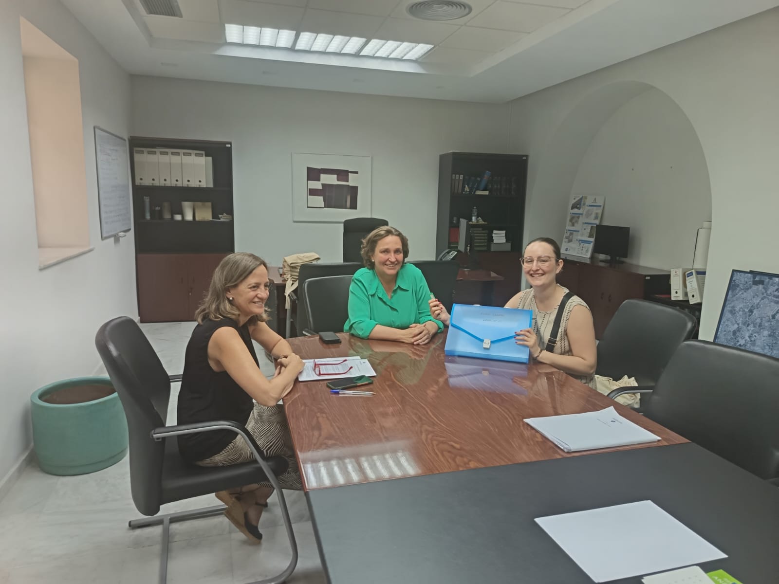 Belén de la Cuadra entrega llaves local de Emuvijesa