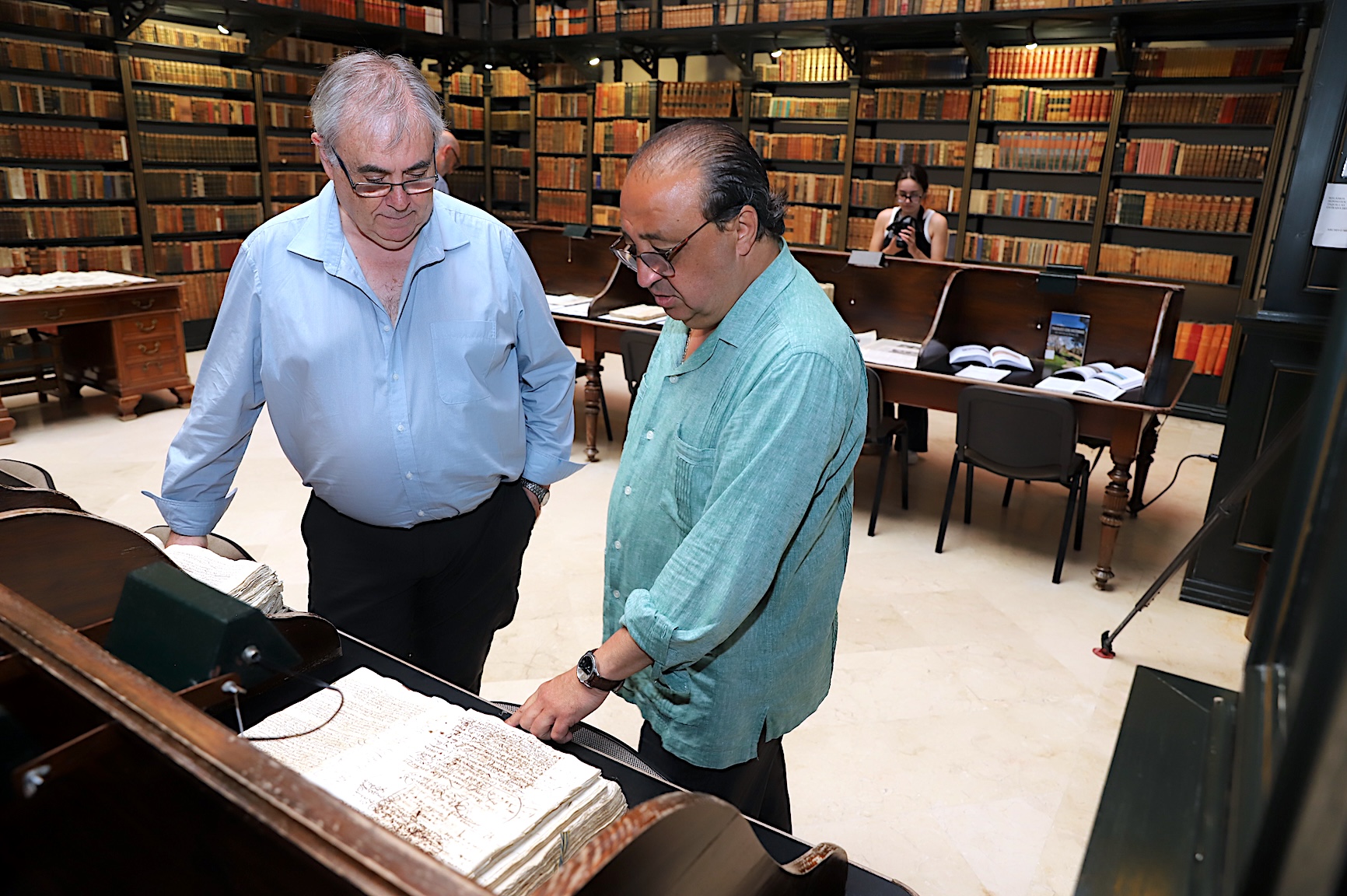 Francisco Zurita visita la exposición sobre el Puente de La Cartuja