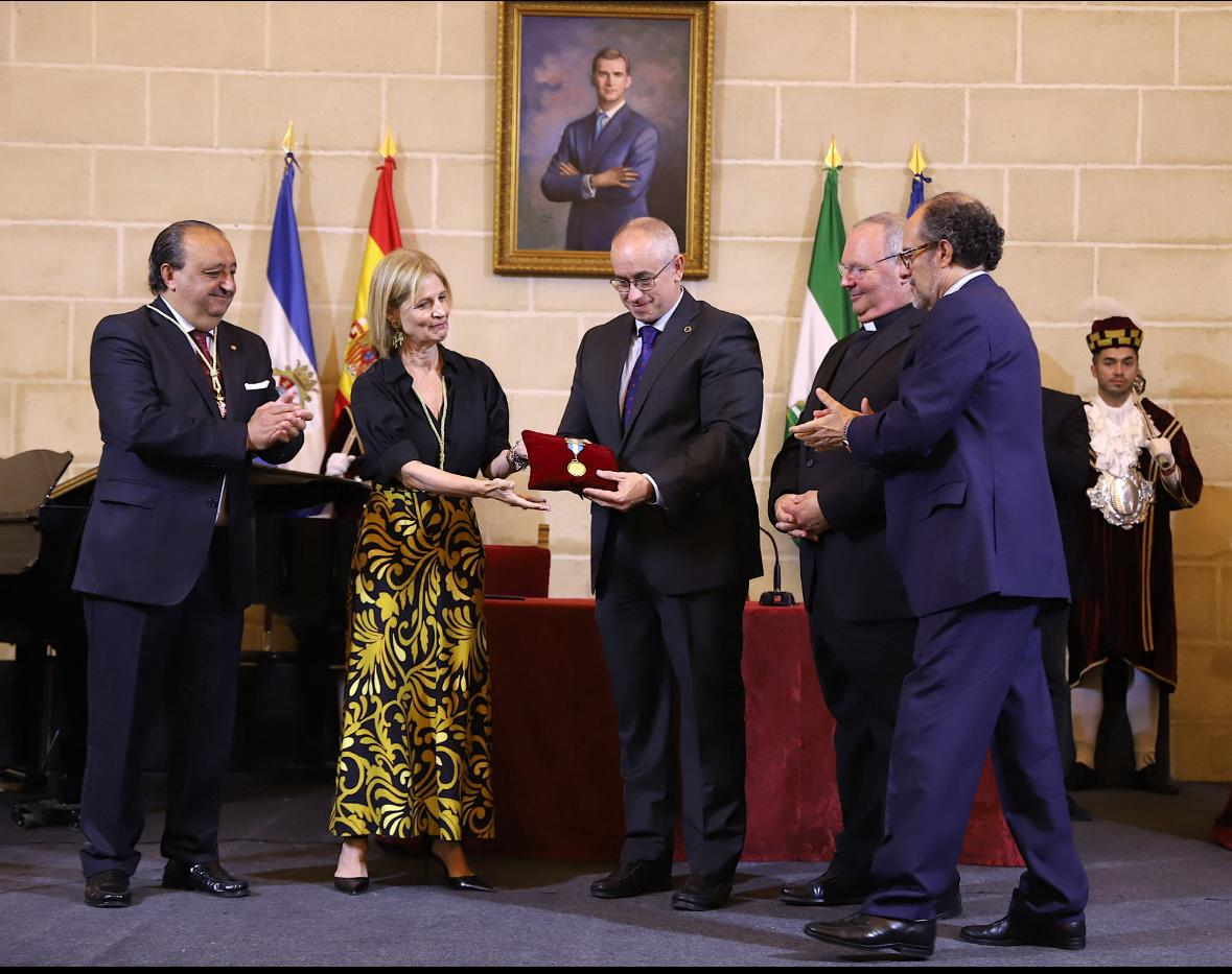 La alcaldesa entrega la Medalla de Oro a la Hermandad de la Coronación