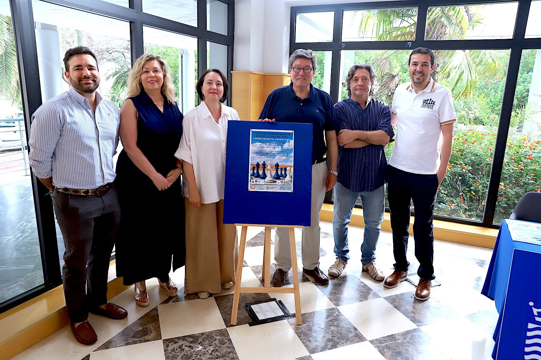 José Ángel Aparicio y Nela García presentan festival de ajedrez