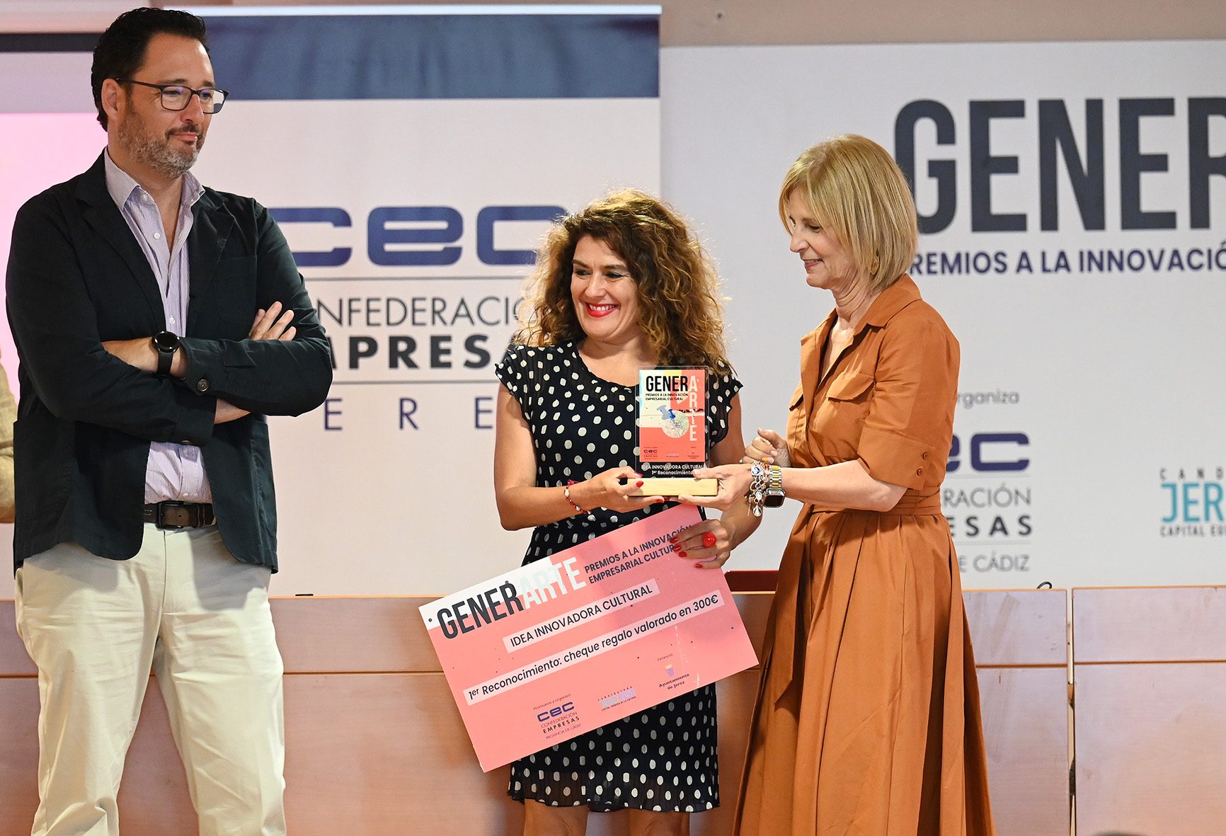 La alcaldesa en la entrega de los premios Generarte 2025