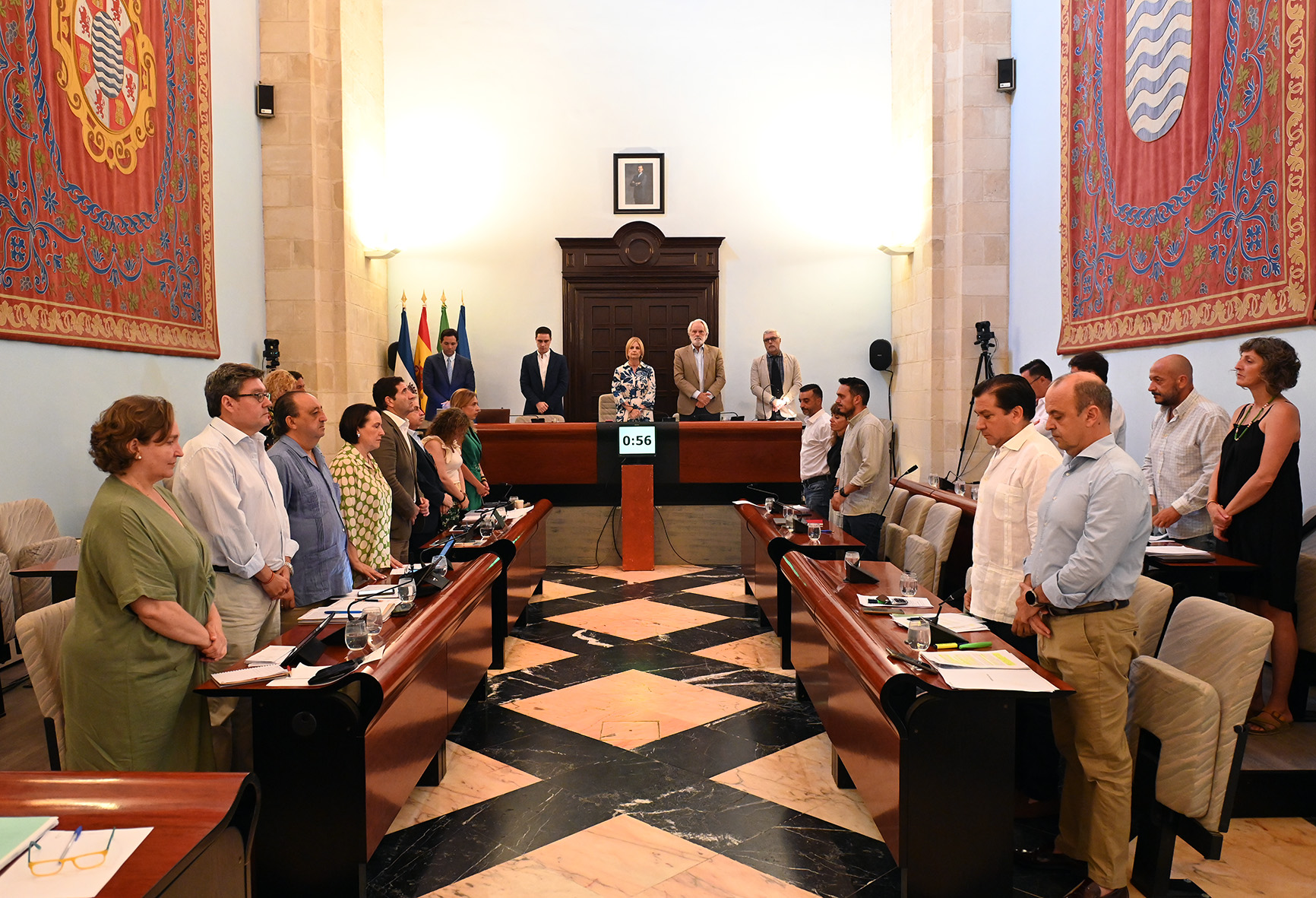 El Pleno guarda un minuto de silencio por las víctimas de violencia de género