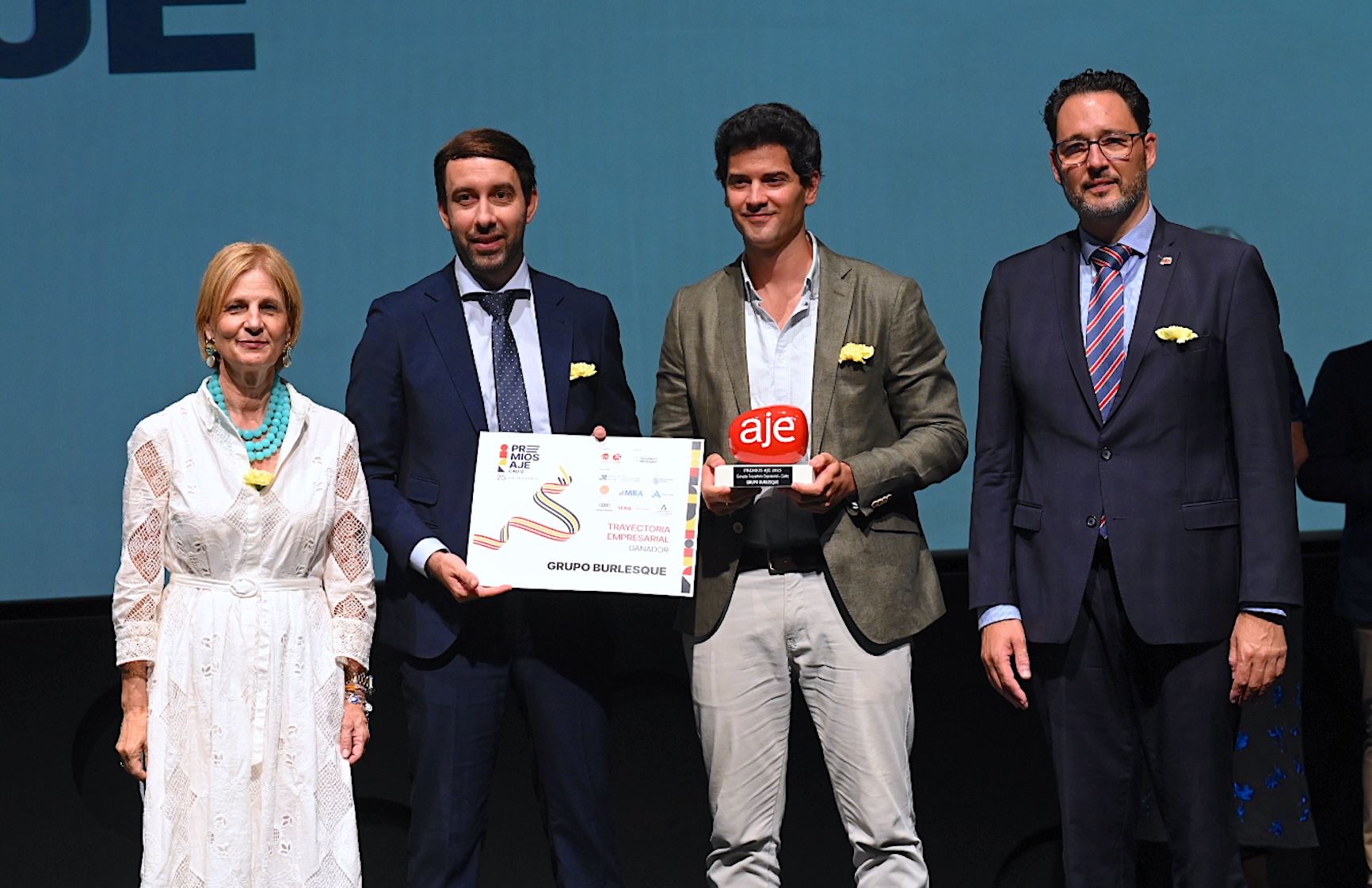 La alcaldesa asiste a la entrega de los Premios AJE