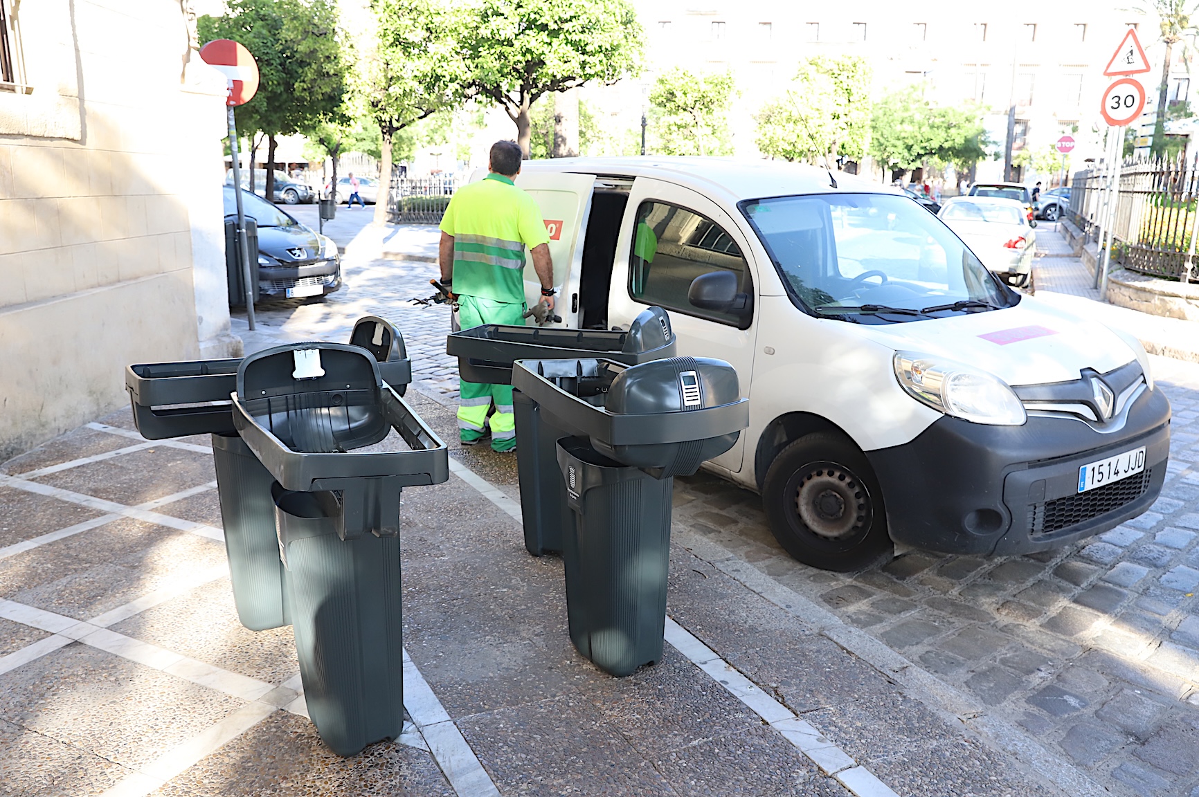 El Ayuntamiento está colocando nuevas papeleras en el centro