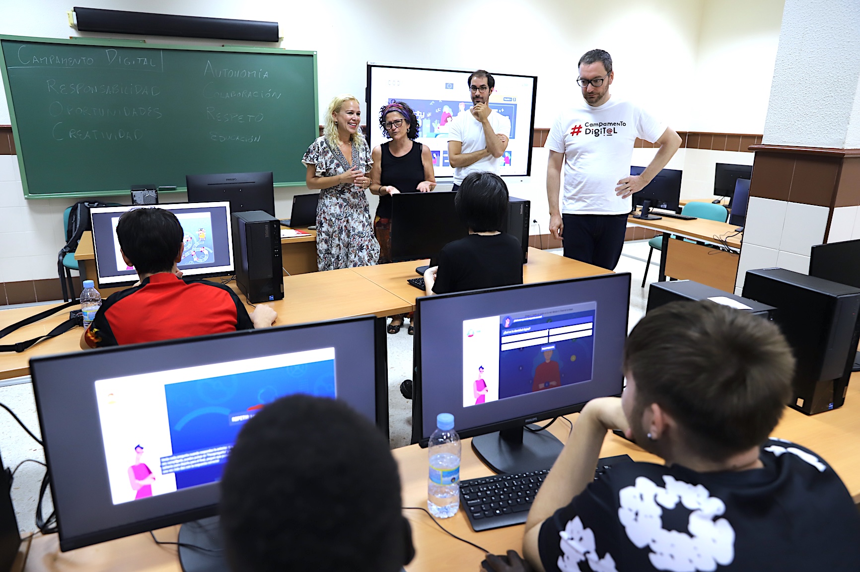 Yessika Quintero visita el Cibercampamento en El Zagal