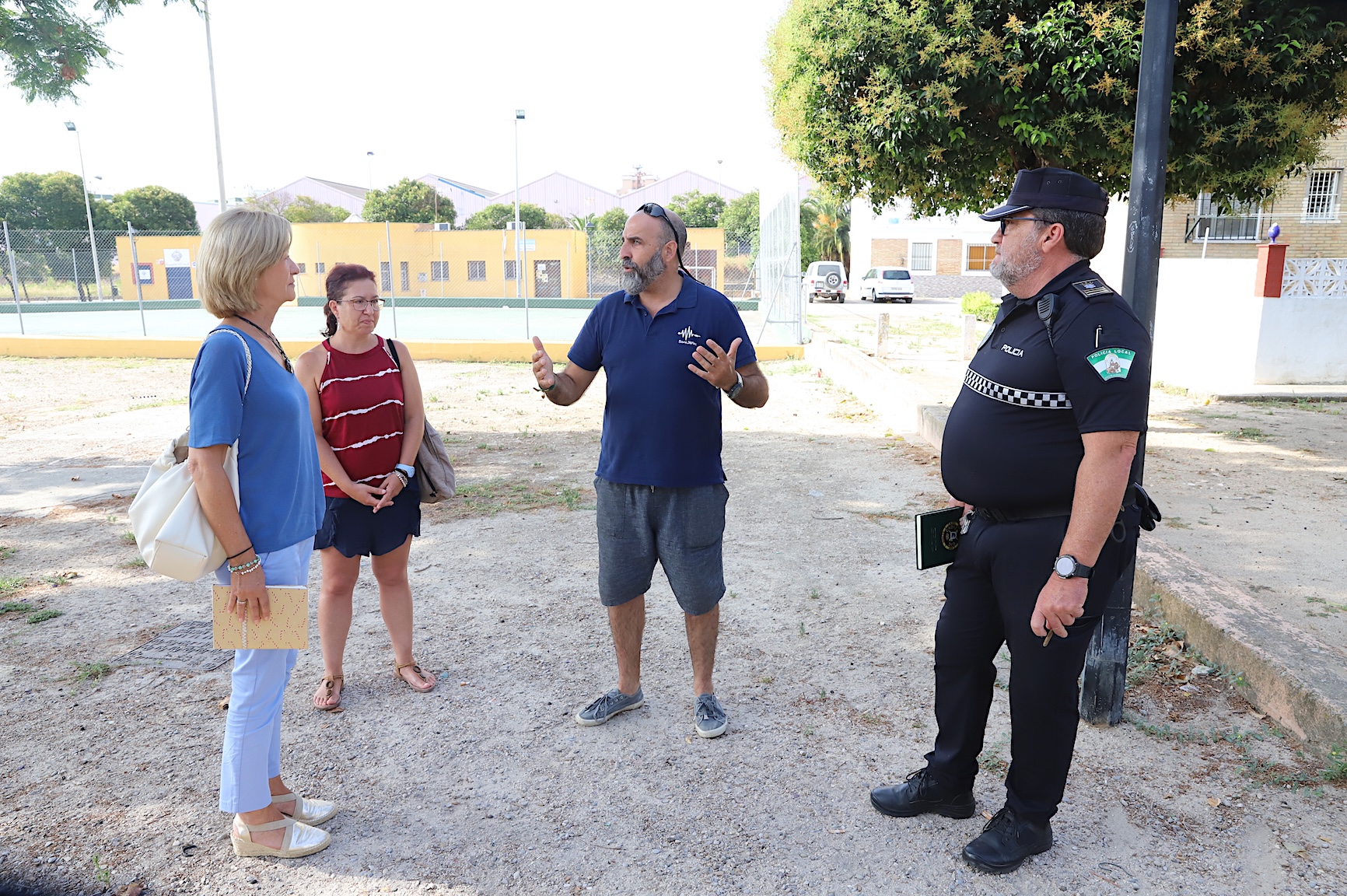 Carmen Pina visita el Pelirón y recoge las demandas de sus vecinos
