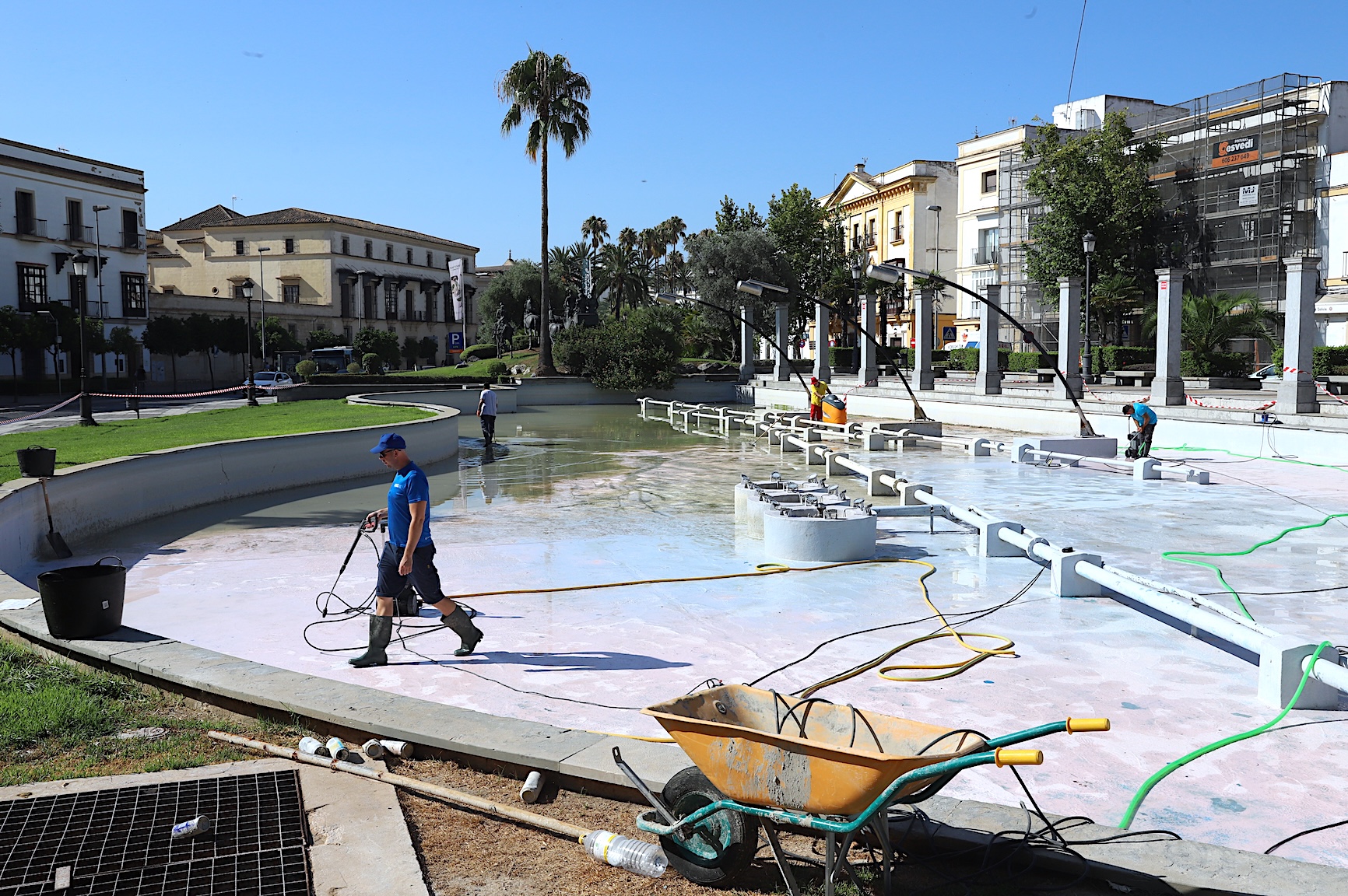 El Ayuntamiento está procediendo a la limpieza de la fuente del Mamelón