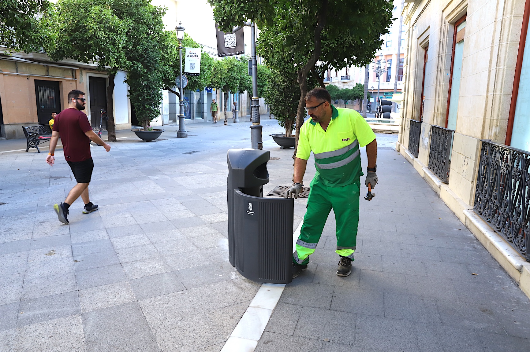 Trabajadores instalan las nuevas papeleras en el centro
