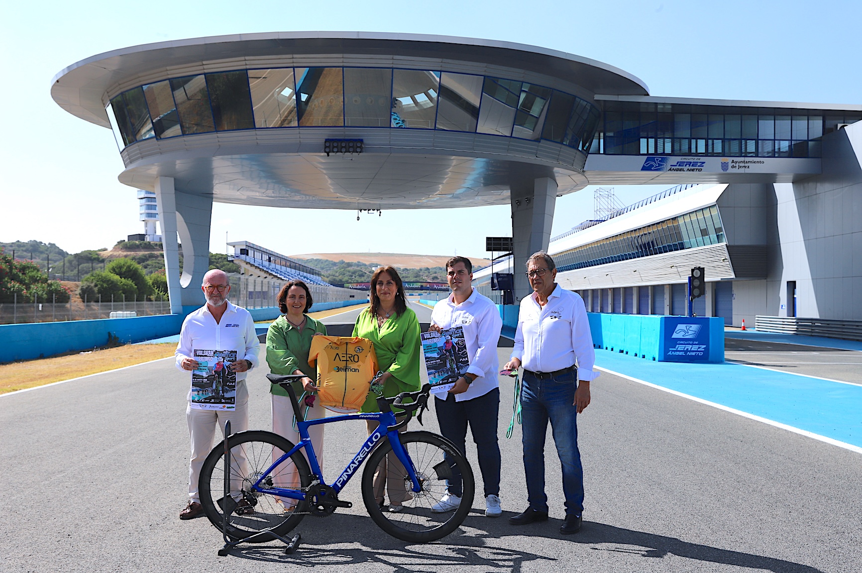 Nela García asiste presentación campeonato de ciclismo 