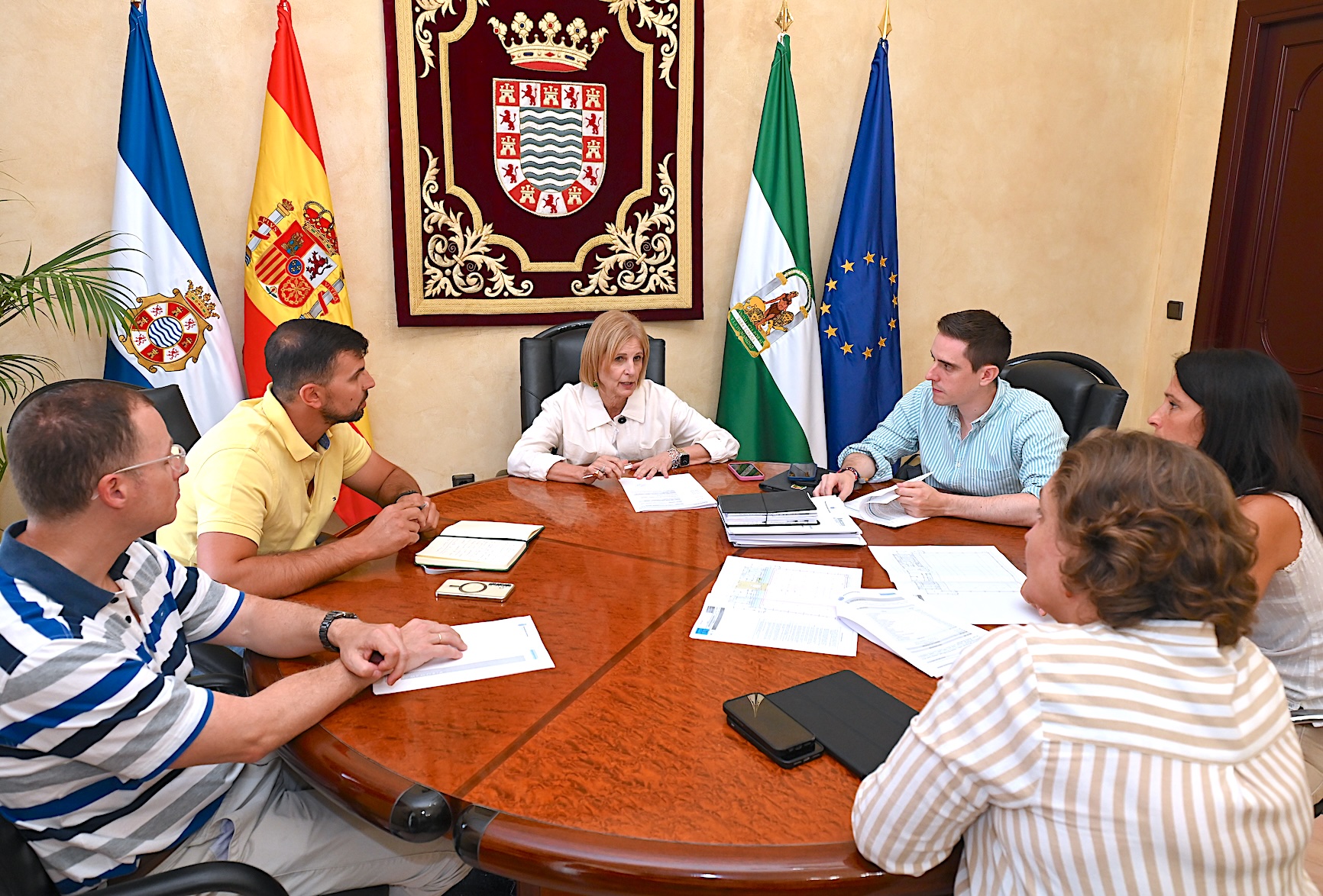 La alcaldesa presenta al club Voleibol Jerez la mejora del Kiko Narváez