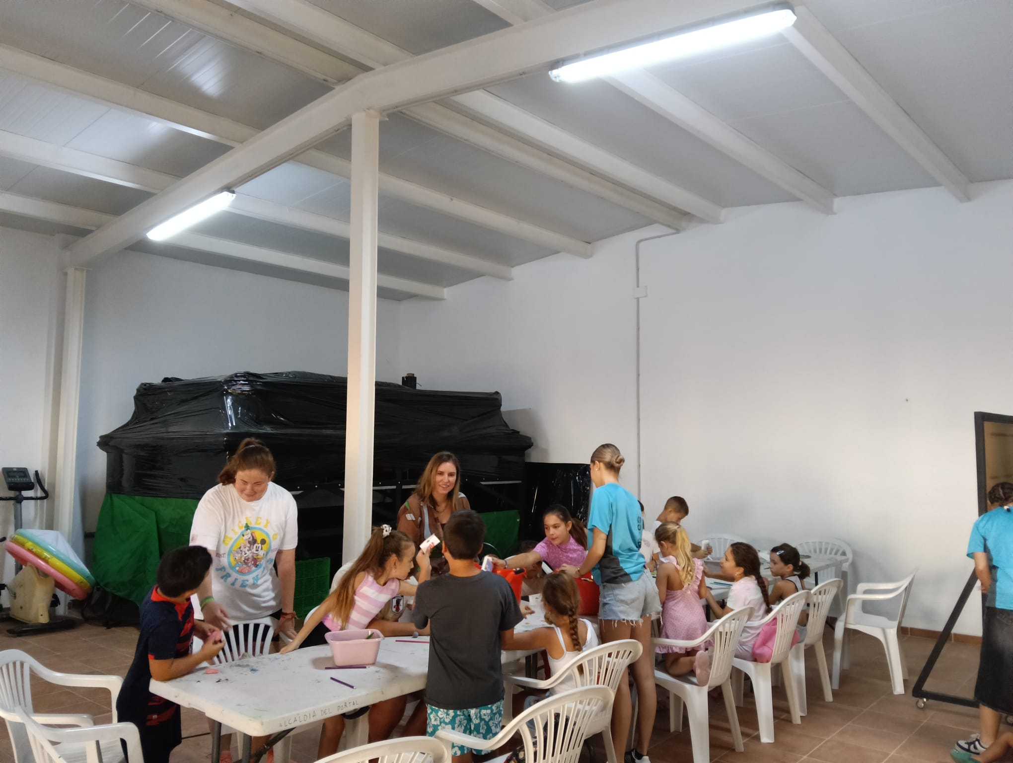 Susana Sánchez visita la Escuela de Verano de El Portal