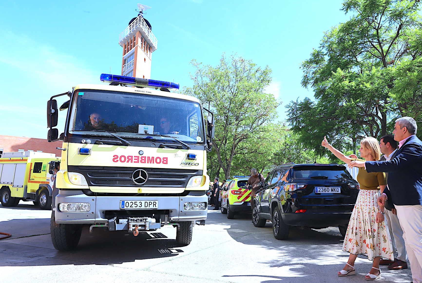 La alcaldesa ha asistido a la despedida de los bomberos que van a Galicia a ayudar a la extinción de los incendios