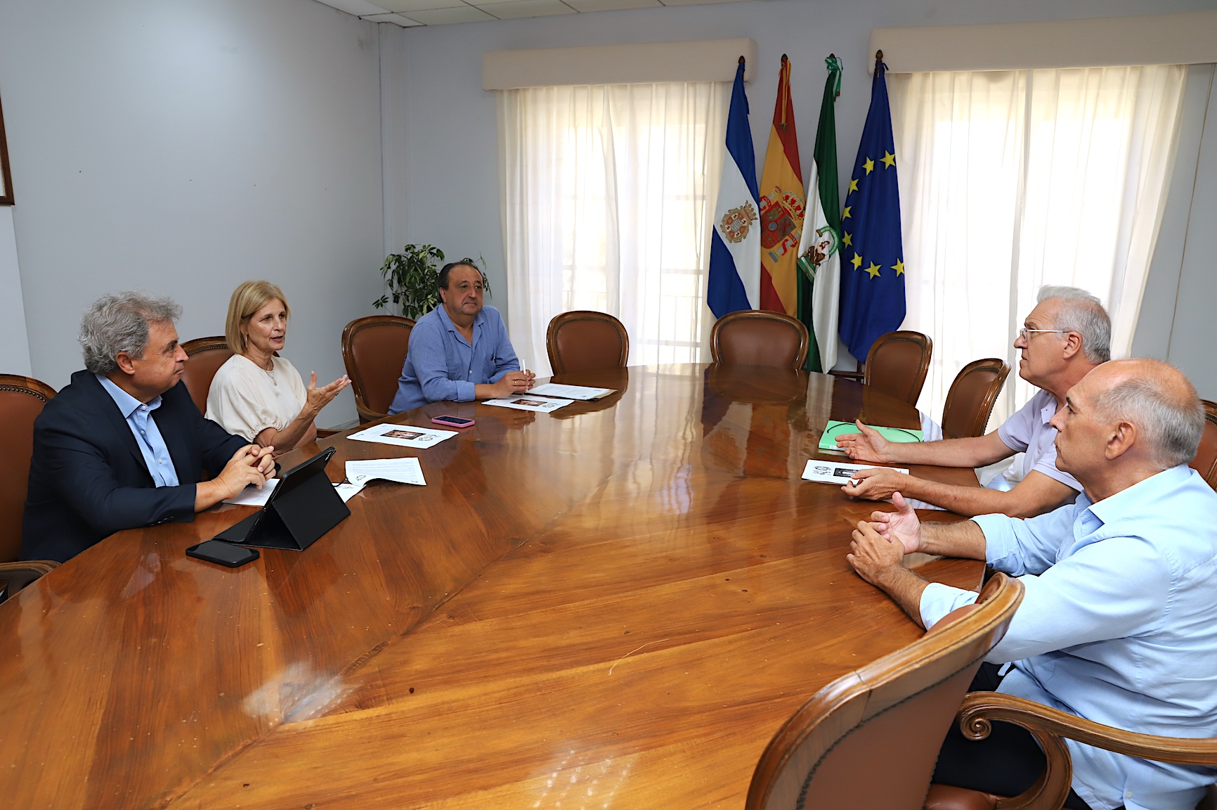 La alcaldesa se reúne con asociación de belenistas