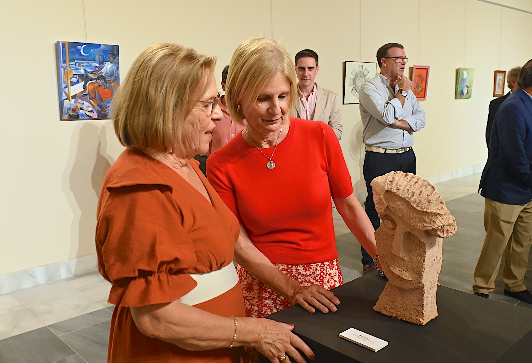 La alcaldesa asiste a la inauguración de la exposición de Ana María Sabido