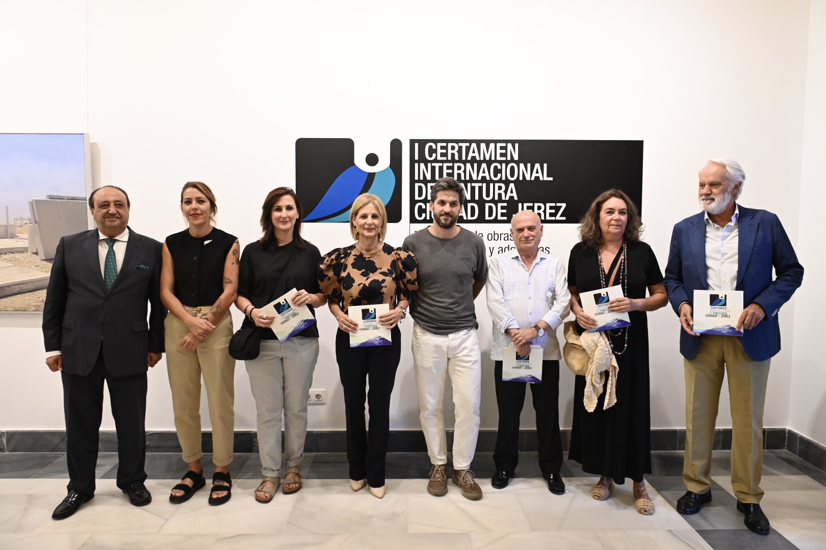 La alcaldesa inaugura la exposición del Certamen de Pintura