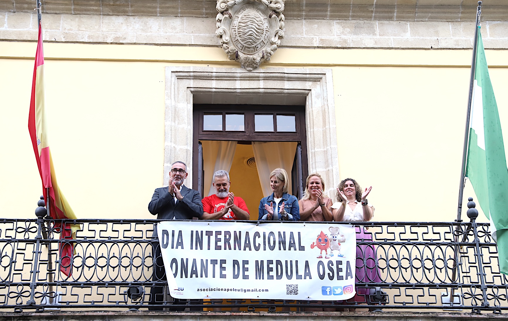La alcaldesa colocando la bandera conmemorativa
