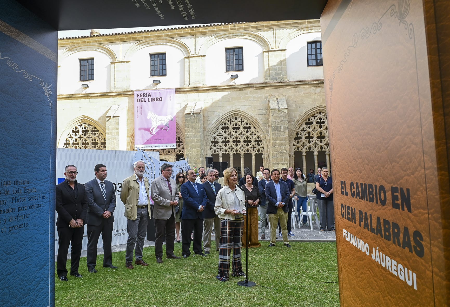 La alcaldesa inaugura la Feria del Libro