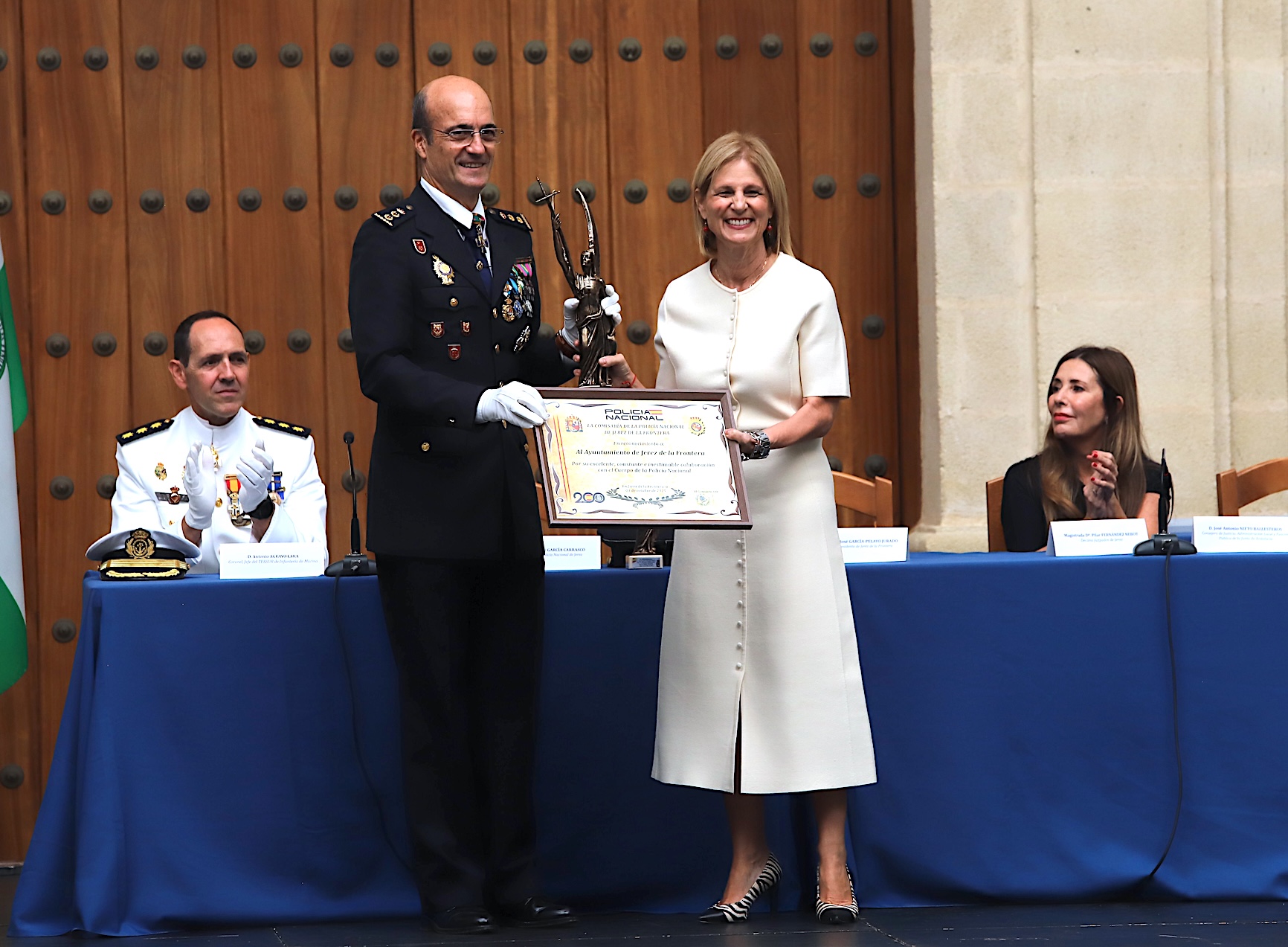 La alcaldesa ha asistido al acto del Día del Patrón de la Policía Nacional